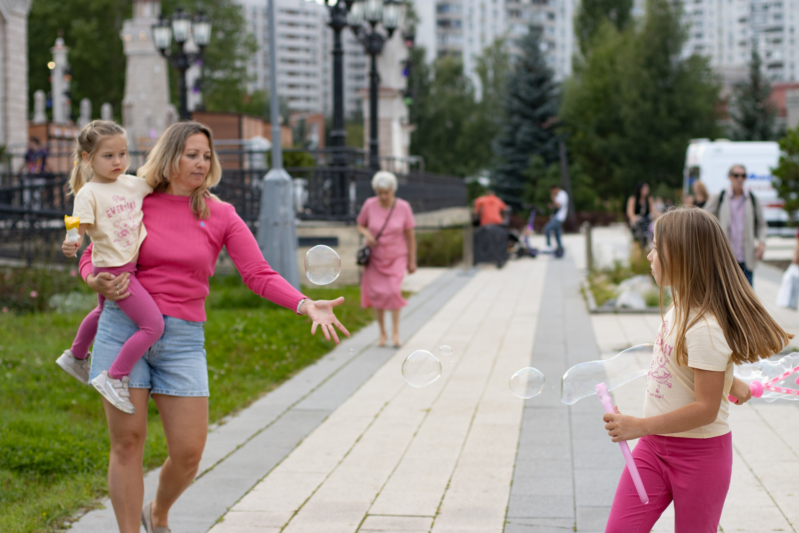 Две сестрички в парке. Главная