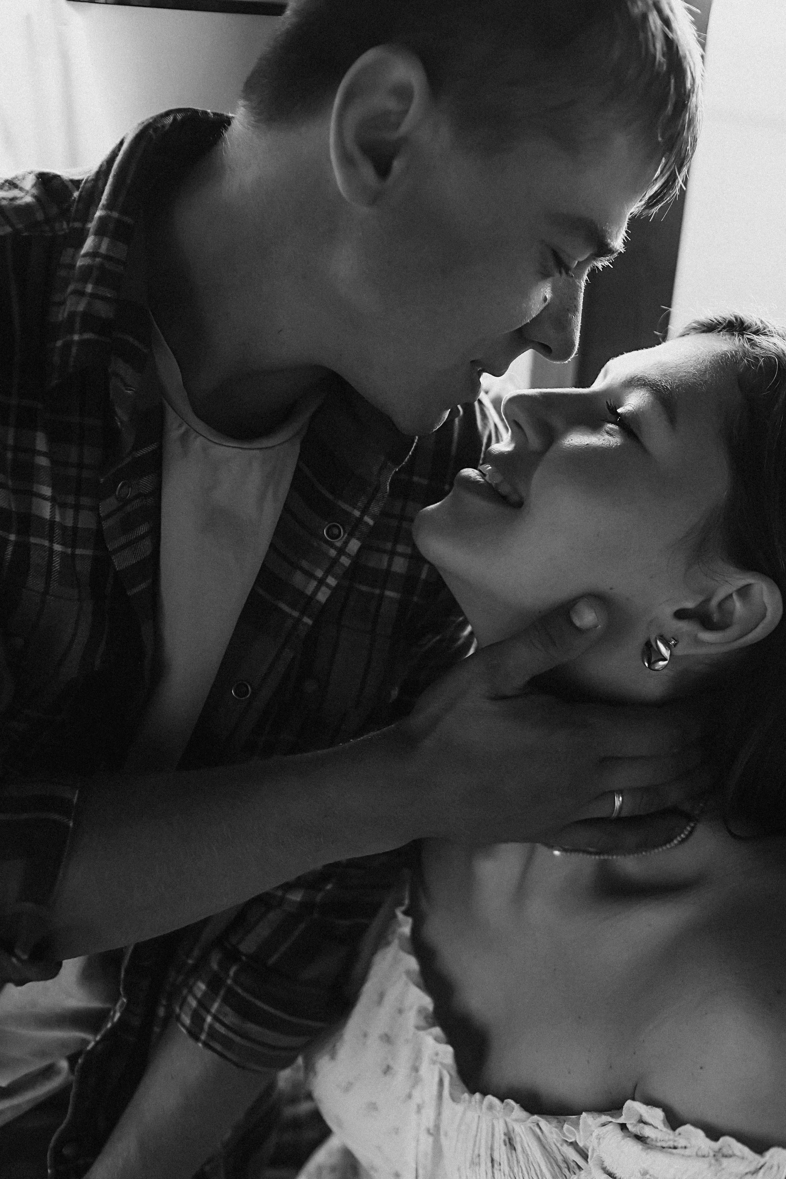 У дома. Семейный фотограф Тюмень, фотограф на роды Салмина Мария