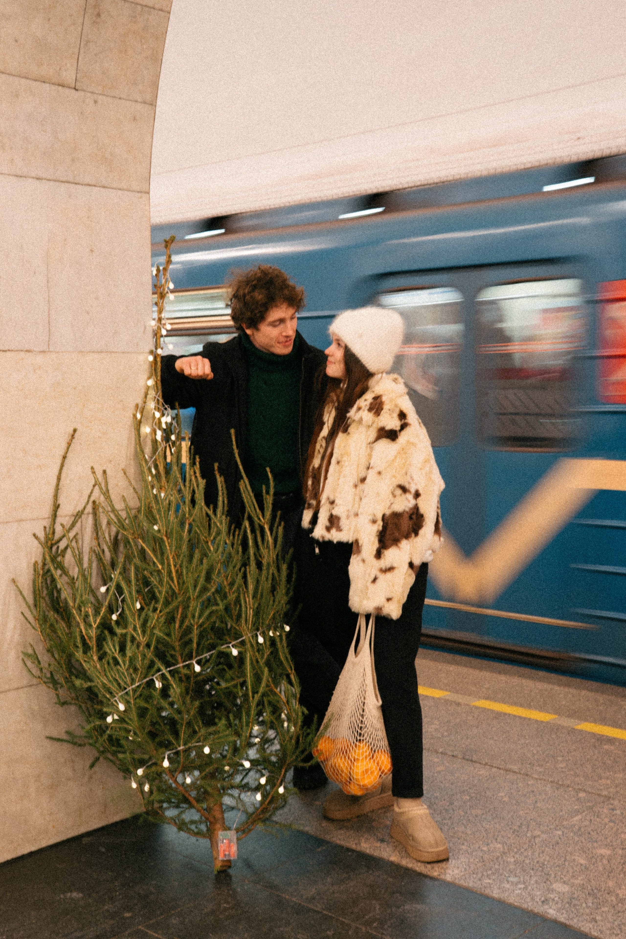 НОВОГОДНЯЯ ПРОГУЛКА ПАРЫ ПО ЧЕРНЫШЕВСКОЙ ПЕРЕД НОВЫМ ГОДОМ. Профессиональный фотограф, Санкт-Петербург — Виктория Богомолова