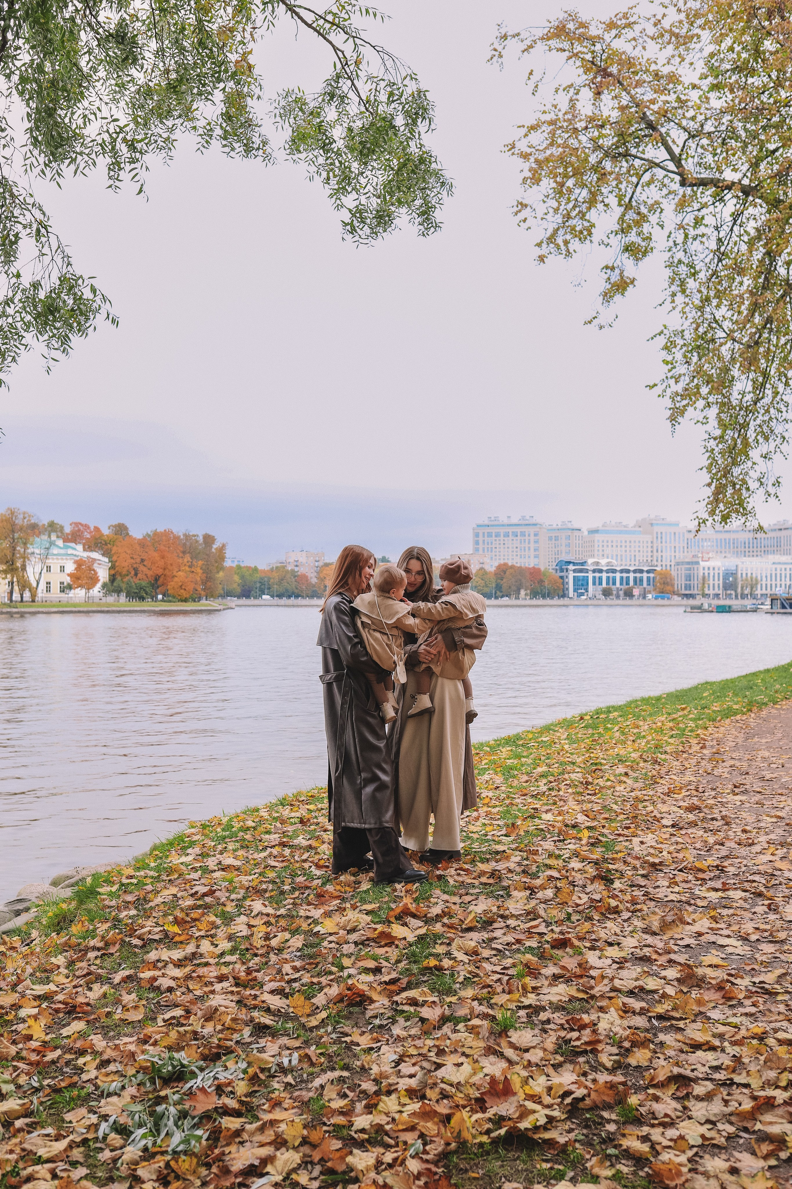 Мамы с дочками в осеннем парке. Фотограф Олеся Беляева | Санкт-Петербург и Ленобласть