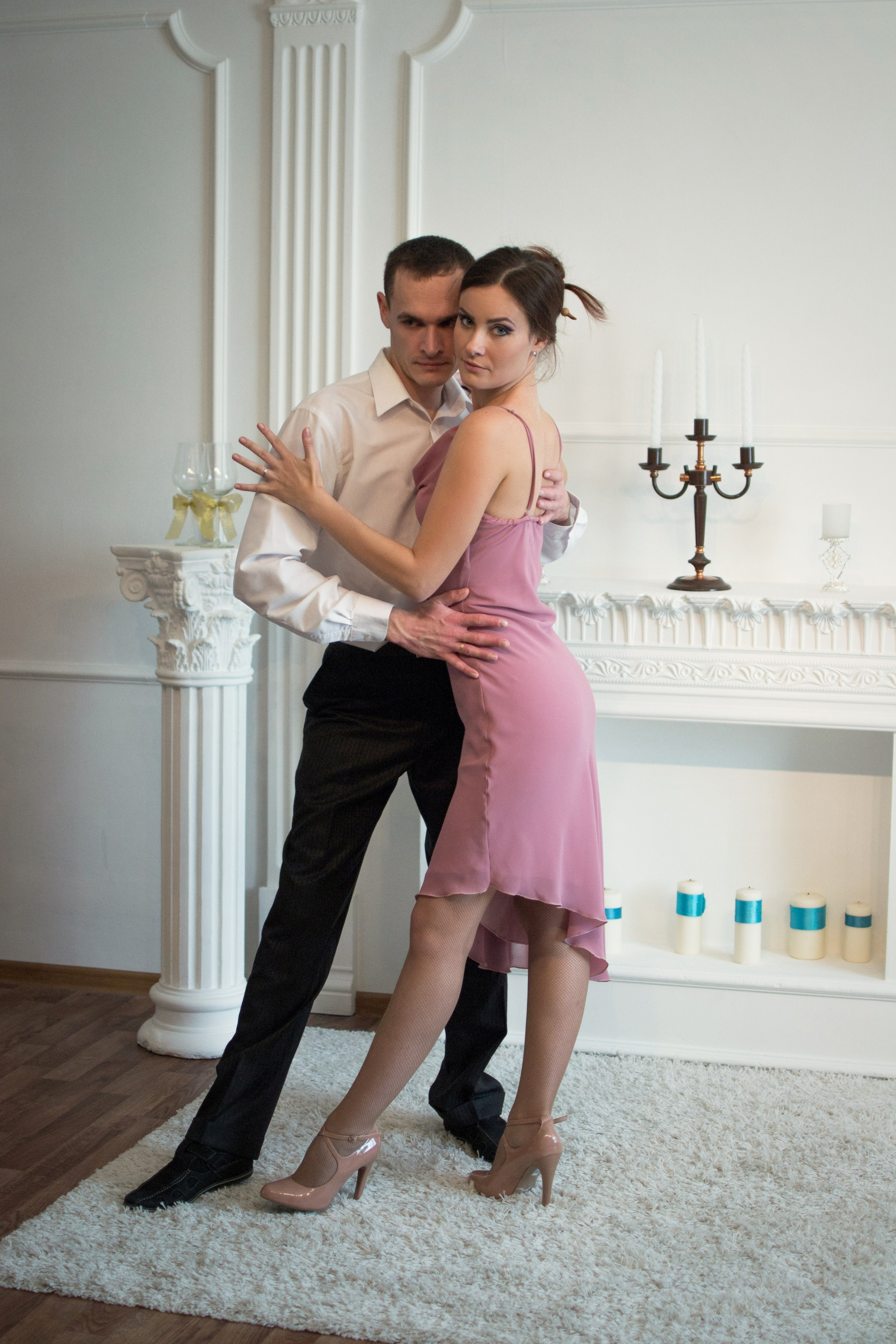 Юлия с мужем в танце. Портретный креативный творческий фотограф в Казани Михаил Бушенев