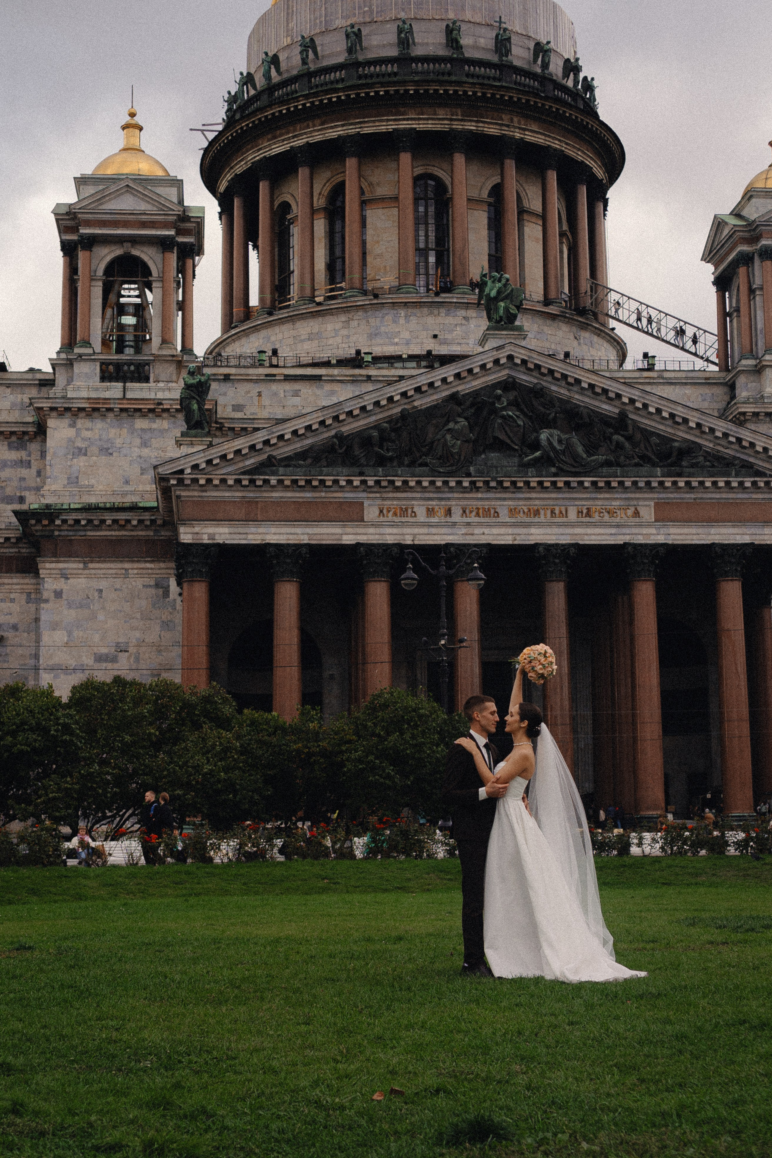 СВАДЕБНАЯ ПРОГУЛКА В САНТК-ПЕТЕРБУРГЕ (ИСАКИЕВСКИЙ СОБОР, ЗИМНЯЯ КАНАВКА, ЭРМИТАЖ И БОЛЬШАЯ МОРСКАЯ УЛИЦА). Профессиональный фотограф, Санкт-Петербург — Виктория Богомолова