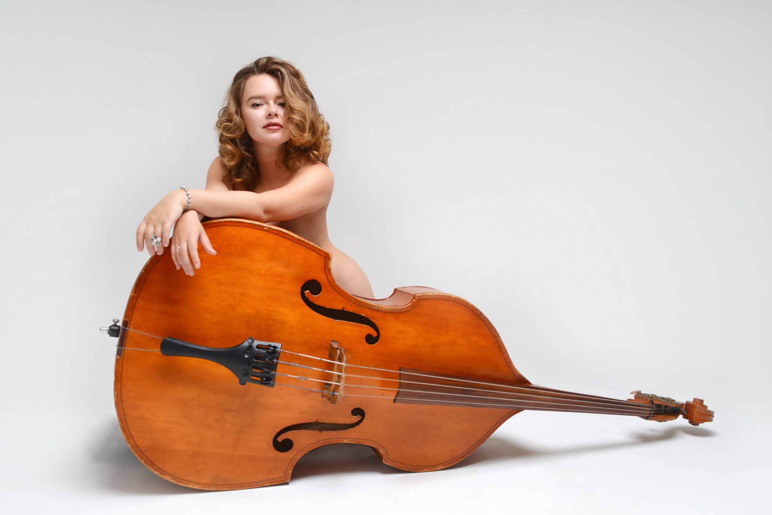 обнаженная девушка с контрабасом, эротическая фотосессия 