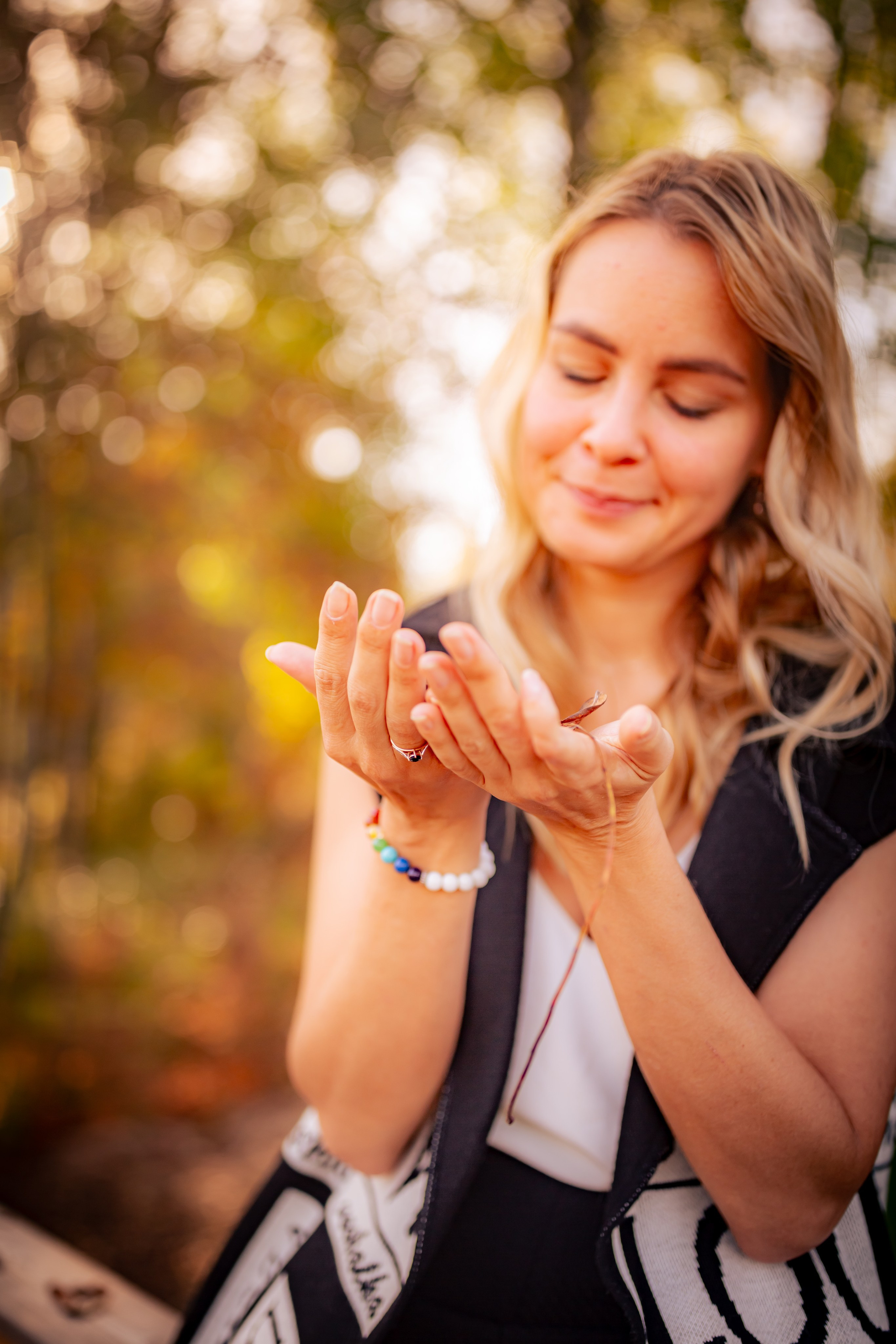 Фотосессия Ирины в осеннем лесу. Контент фотограф для экспертов в соцсетях Алена Собора Москва