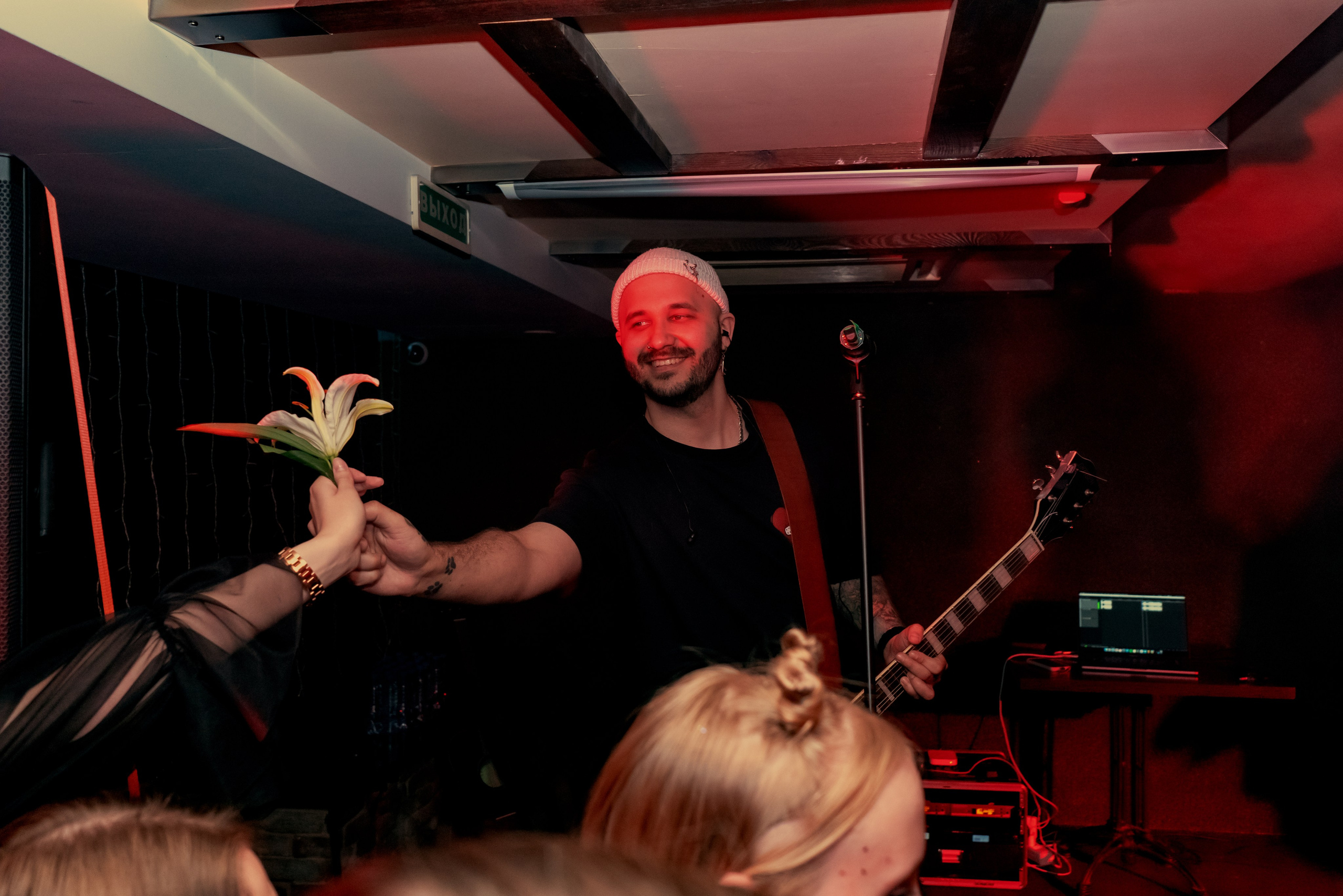 Playingtheangel. Уфа. Маленький зал, красный свет, мощный звук. Фотограф Гильмутдинов Руслан
