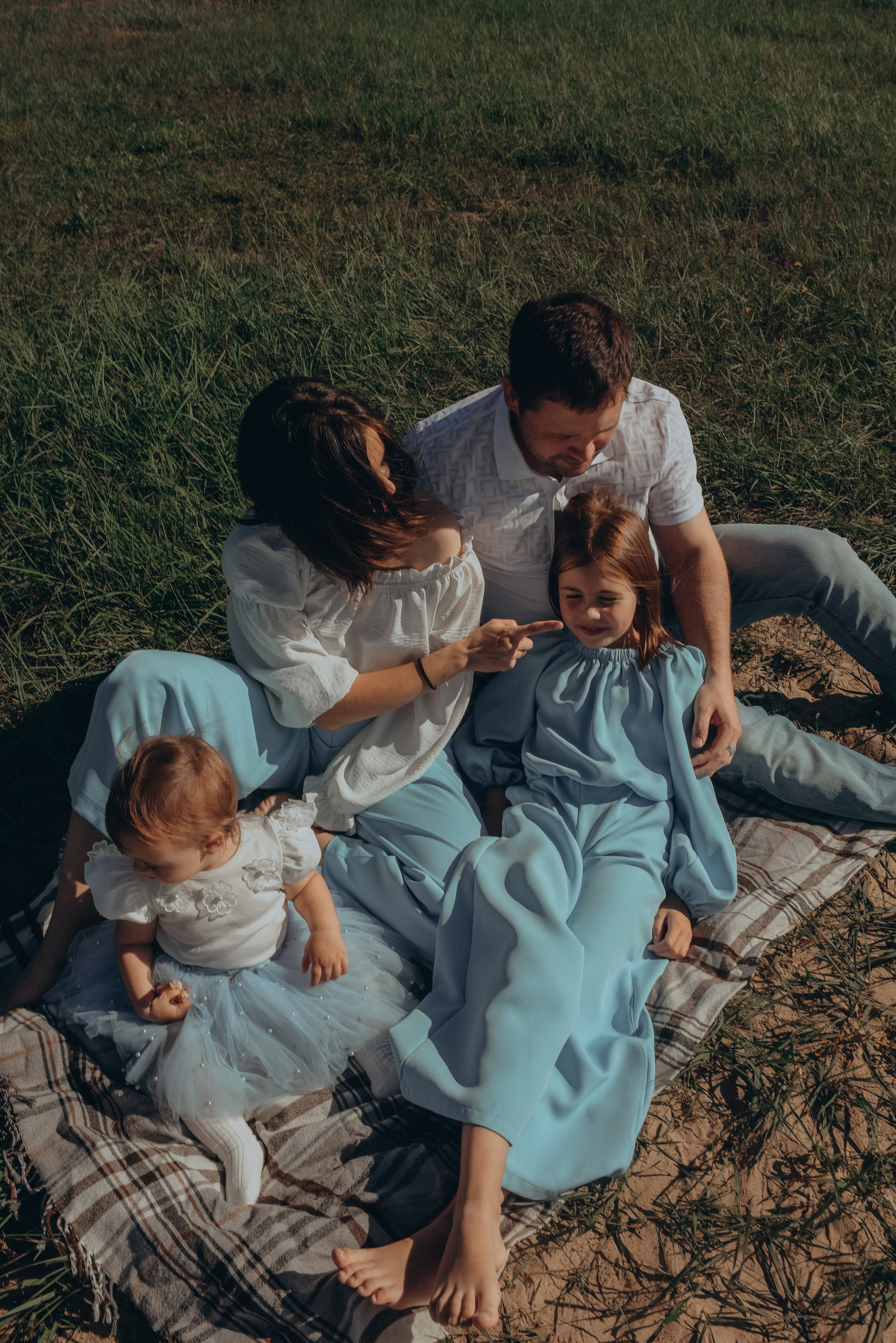 Семейная фотопрогулка на заливе. Алена Виталий Илона Ника. Семейный и свадебный фотограф в Санкт-Петербурге Яна