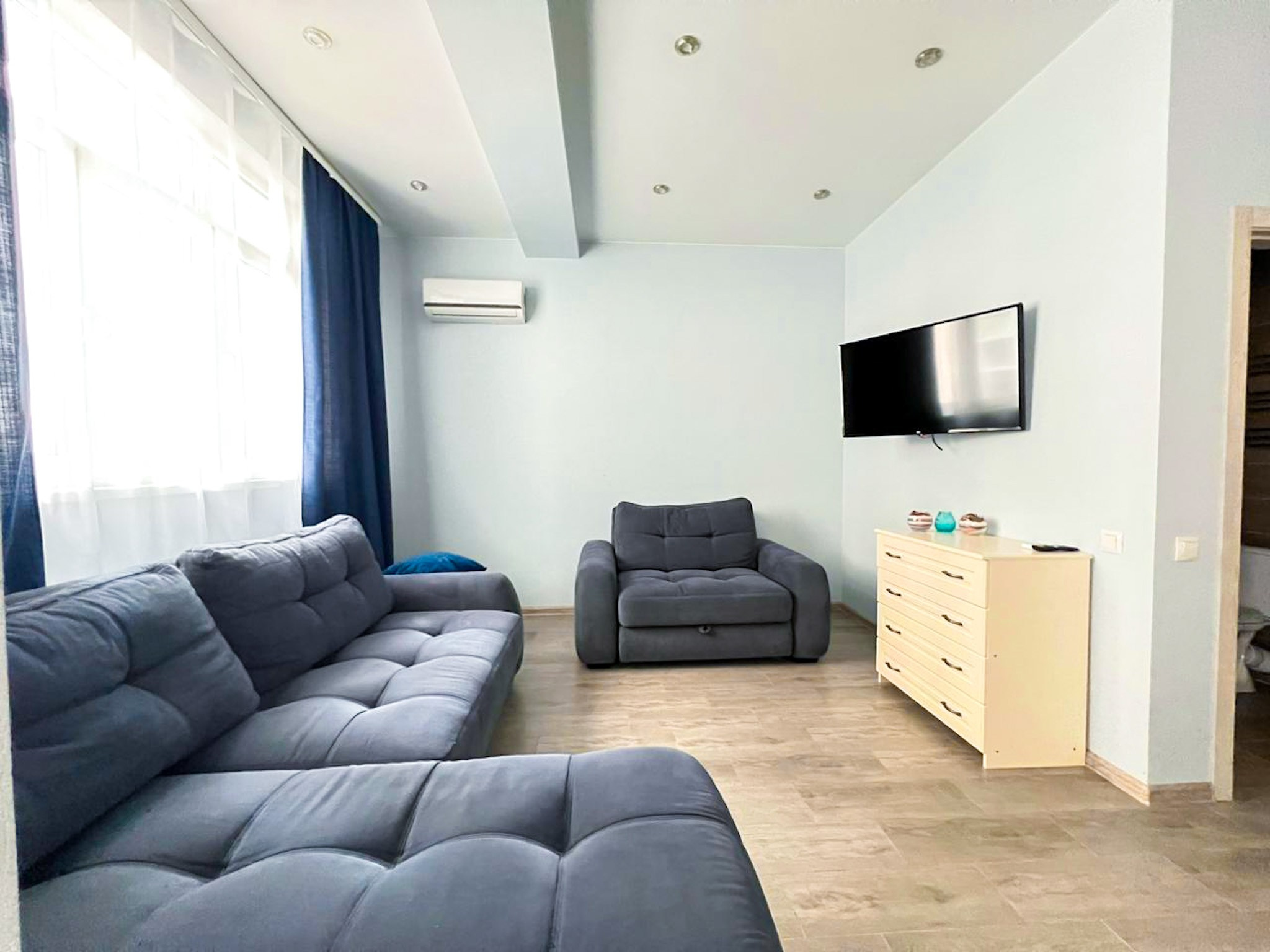 Просторная, уютная квартира с балконом в ж/к Посейдон, в 100 м от моря. Квартиры посуточно, длительно в Сочи, LARA APART GROUP