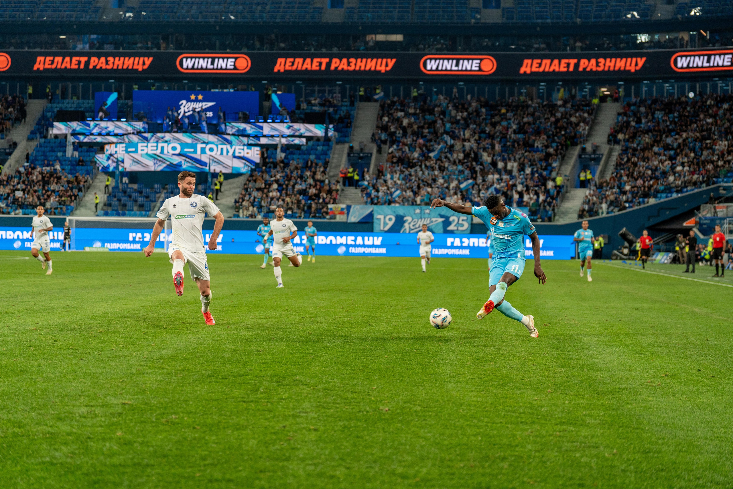 Игрок «Зенита» в голубой форме пробивает мяч на Газпром Арене, спортивный фотограф Санкт-Петербург