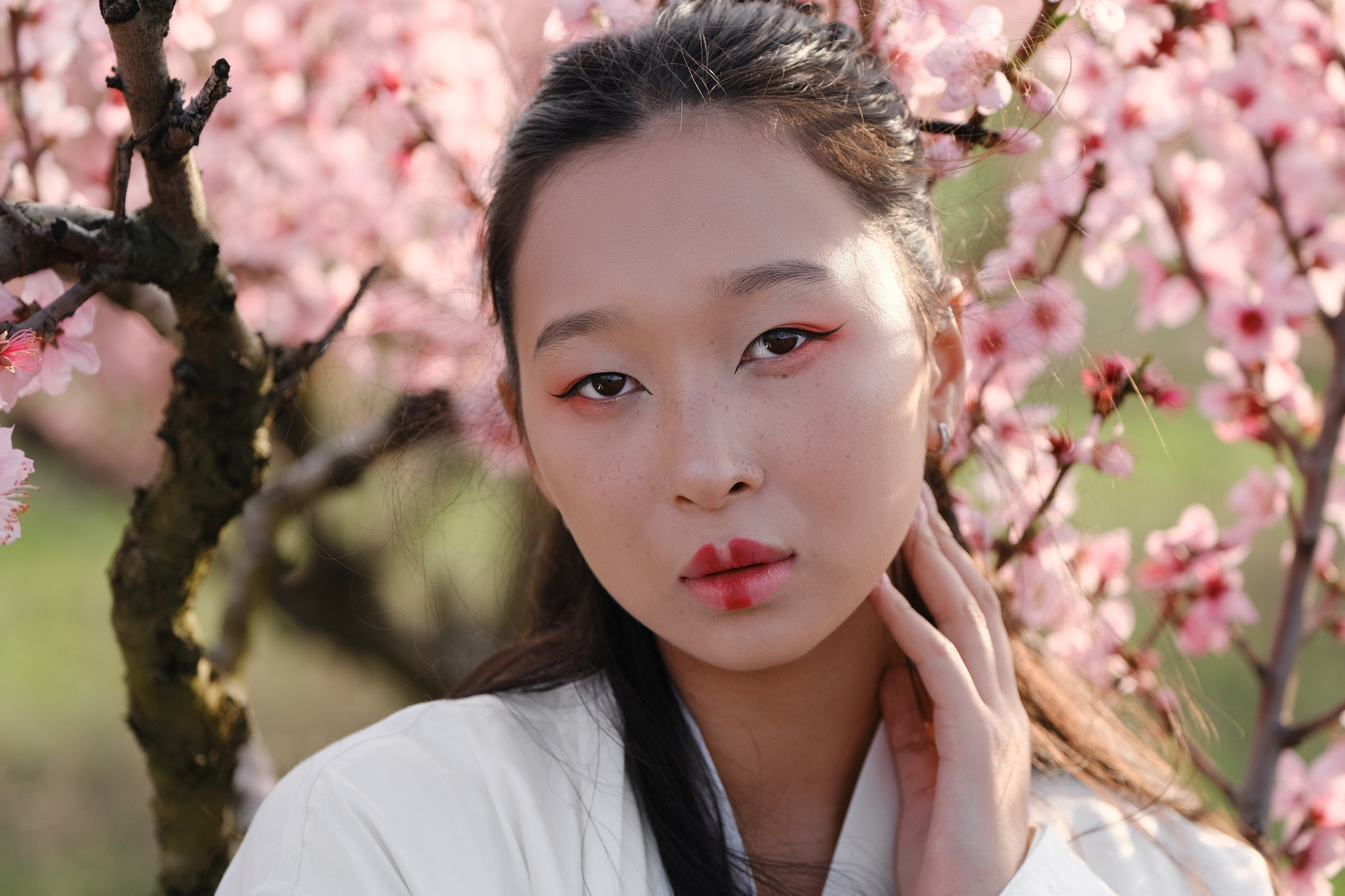 Фото в цветущих персиковых садах. Профессиональная фотосъемка в Крыму. Натуральные эмоции и живые кадры. Забронируйте дату прямо сейчас!