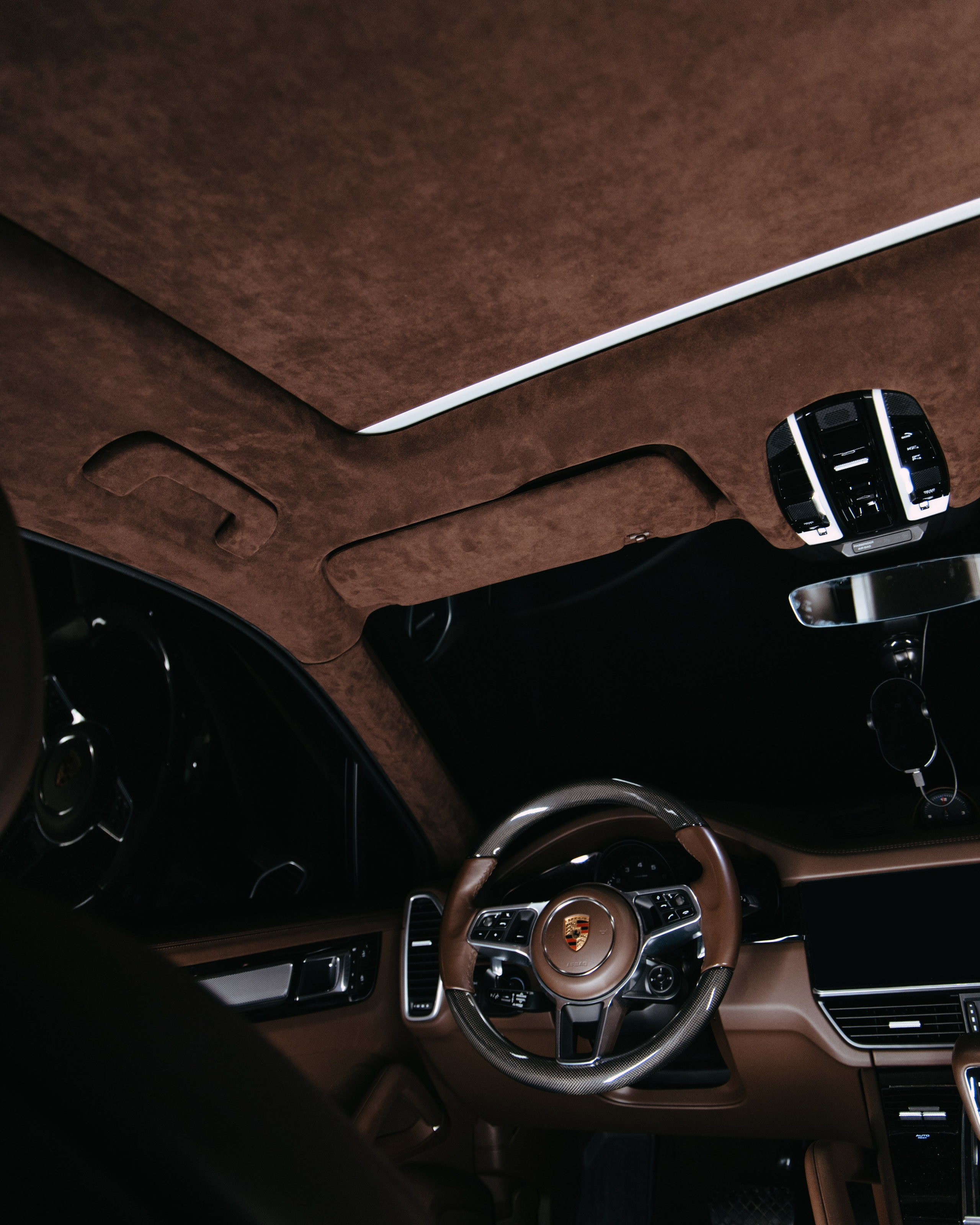 Porsche Сayenne пошив потолка в коричневую алькантару. DeLorein