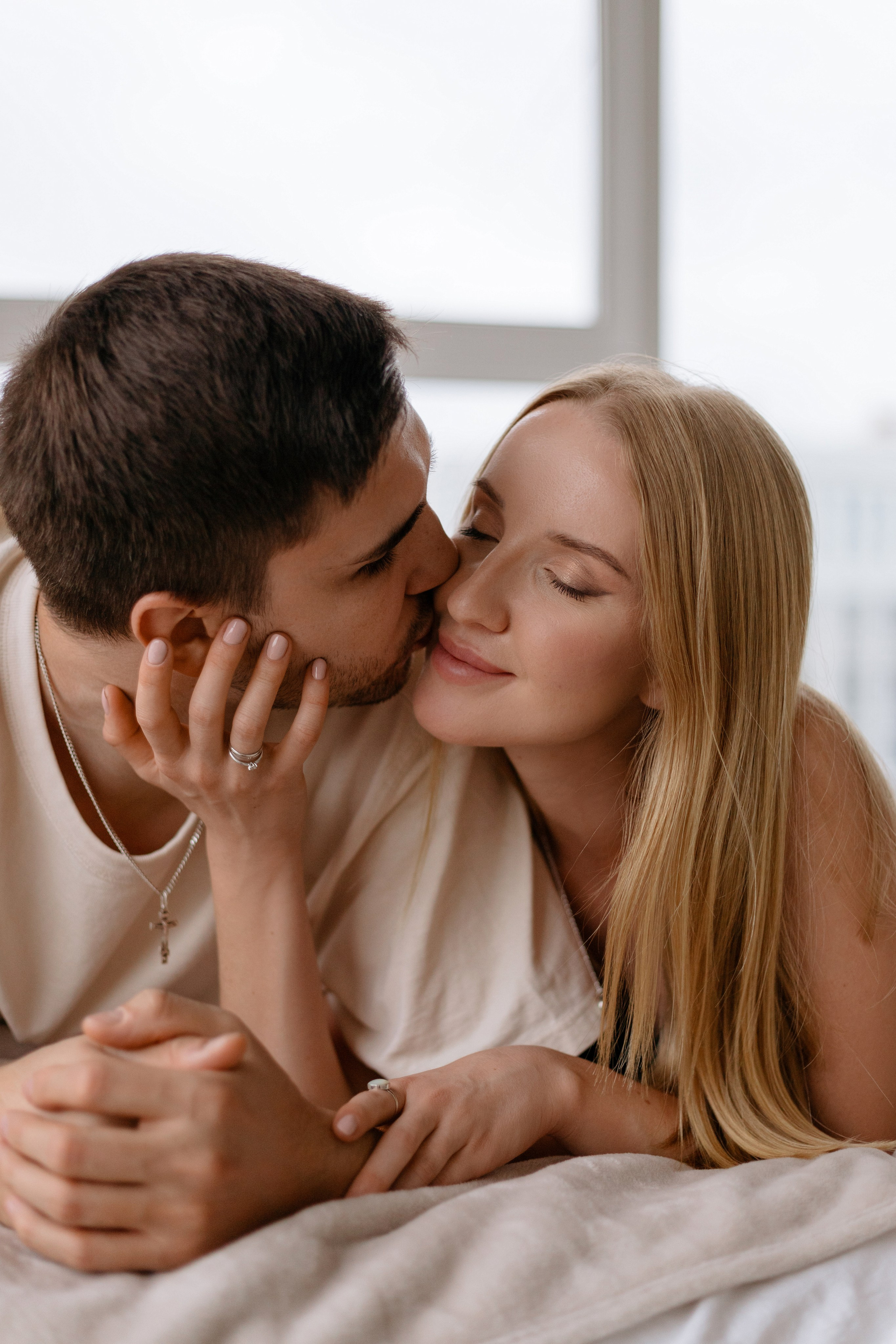 Парная фотосессия в минималистичной студии. Сестры Карабаза. Фотографы и ретушеры в Москве и Санкт-Петербурге