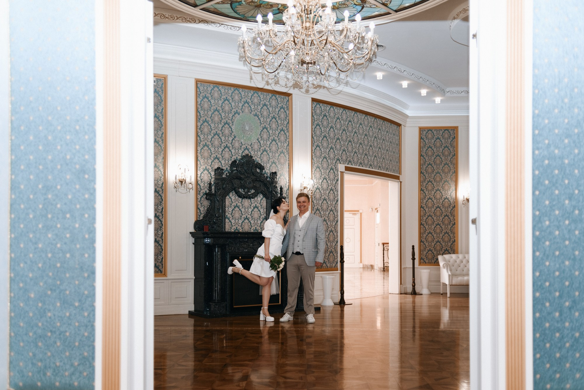 Свадебный фотограф Тюмень — Роман и Ксения: фотосессия с гостями и прогулка в парке. Портретный фотограф Тюмень Дарья Мустафина