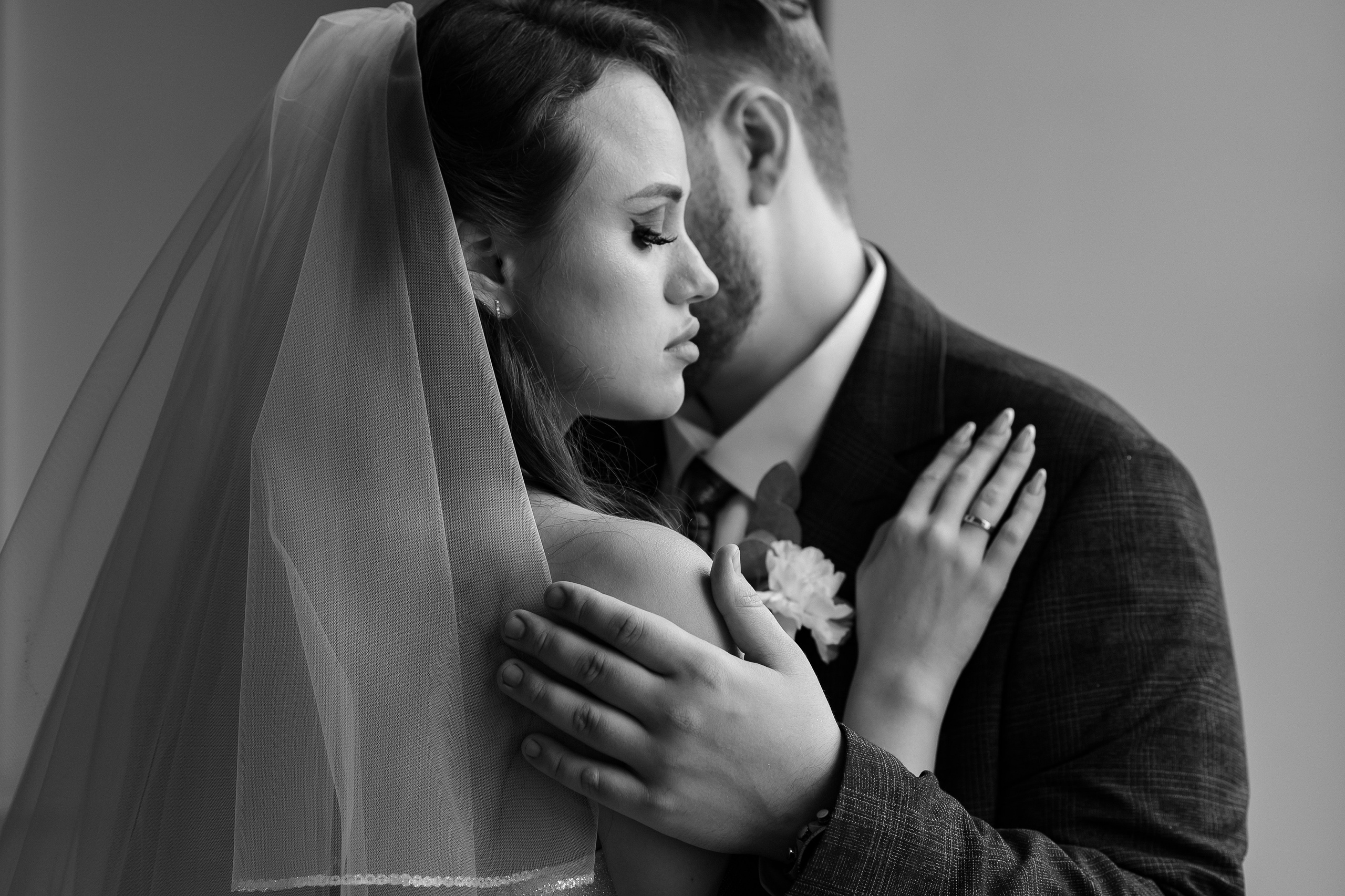 Портрет жениха и невесты в студии