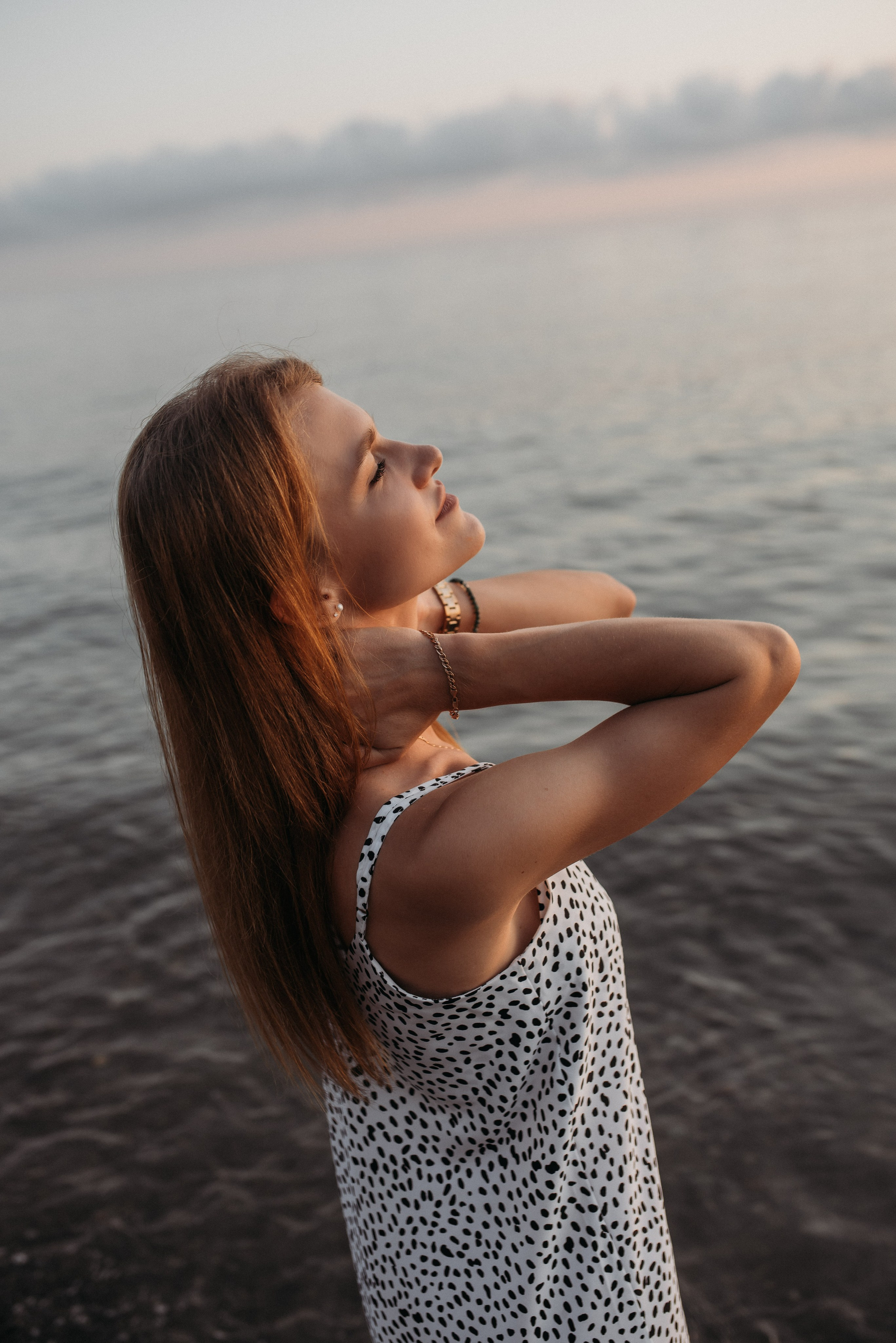 Семейная фотосессия мамы с дочками на берегу моря в Сочи Сириус Адлер. Фотограф в Сочи — Маргарита Поганова