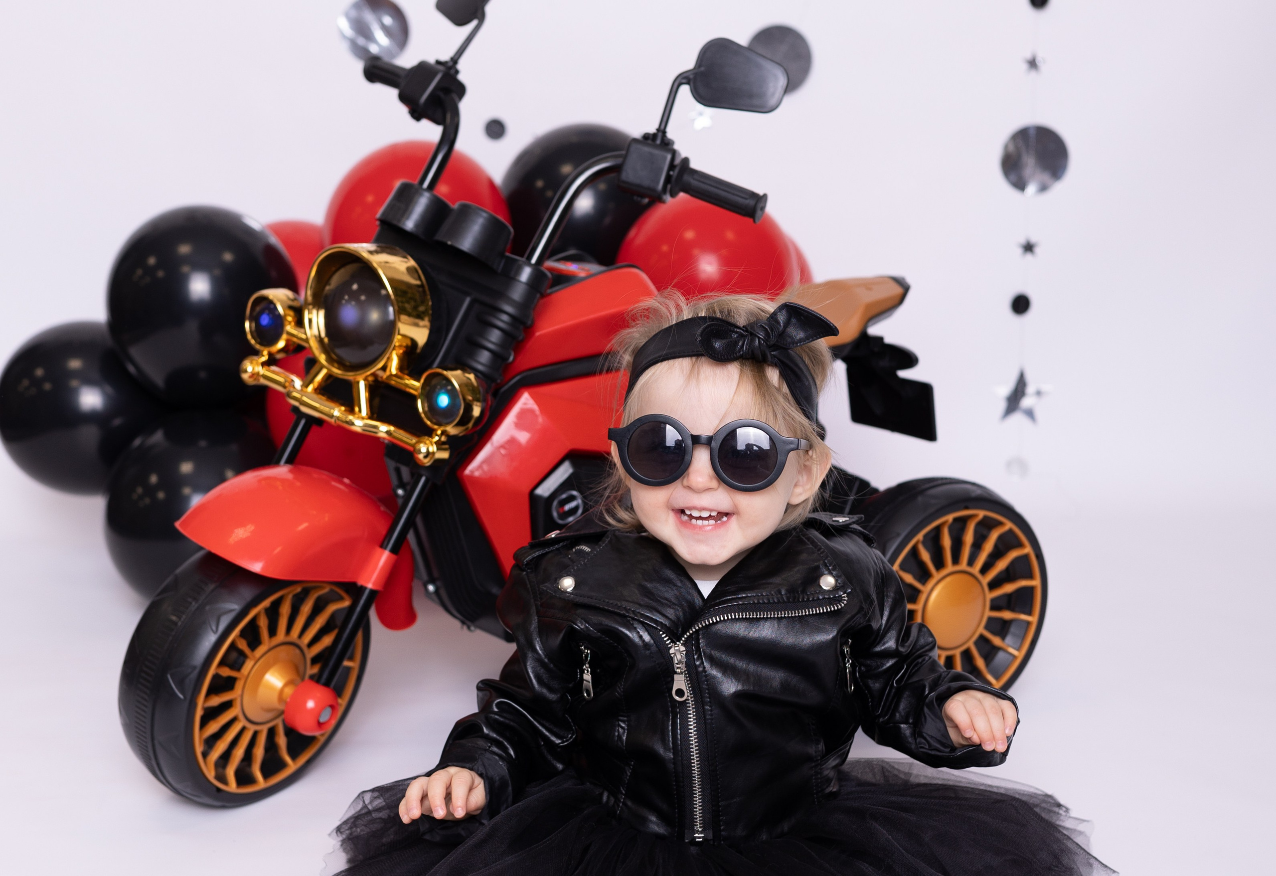 Фотозона с мотоциклом. Фотограф новорожденных. Детский и семейный фотограф Марьяна Юдина