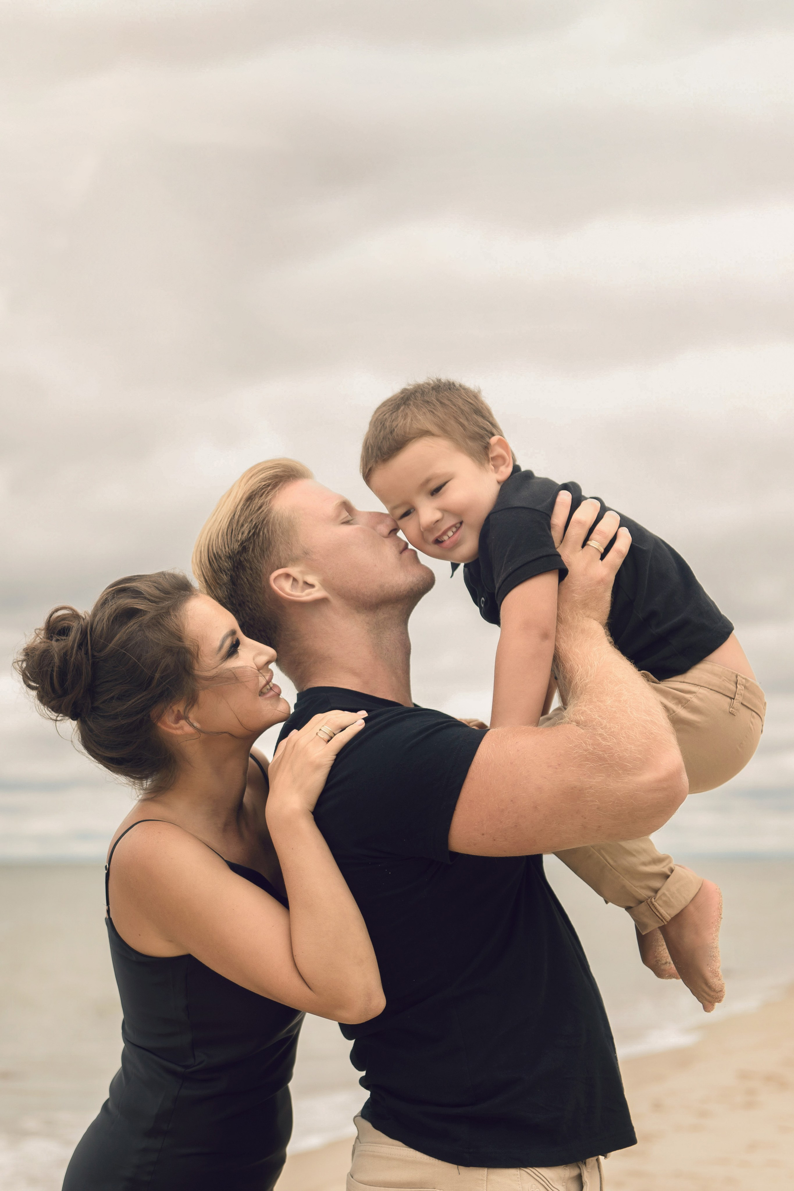 Семейная фотосессия - семейная и детская фотосъемка в студии Калинингр. Свадебный фотограф Калининград - Александр Зубанов