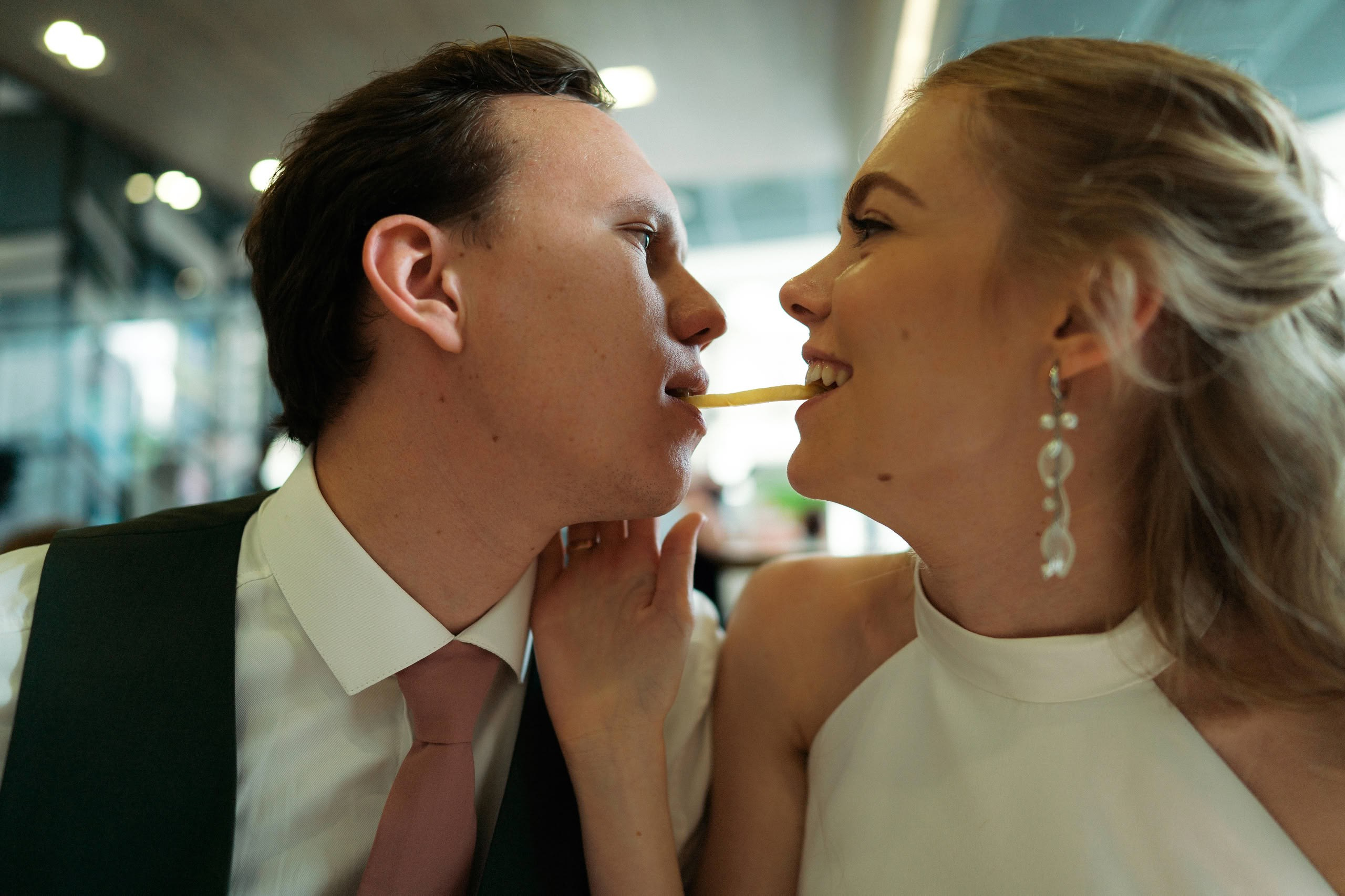 Арина и Илья — свадьба в Петербурге, цифра и плёнка. Свадебный фотограф Дмитрий Родионов — Санкт-Петербург и Ленинградская область