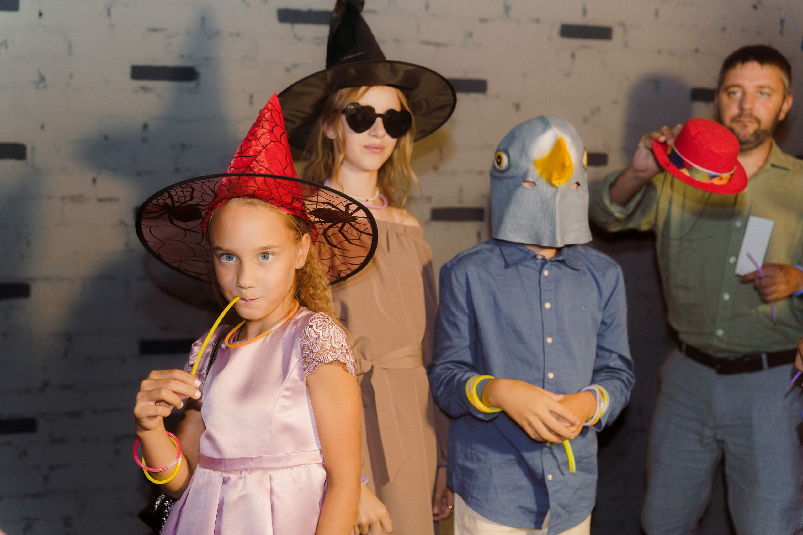 Свадебные гости в маскарадных костюмах и аксессуарах на банкете Event Rest