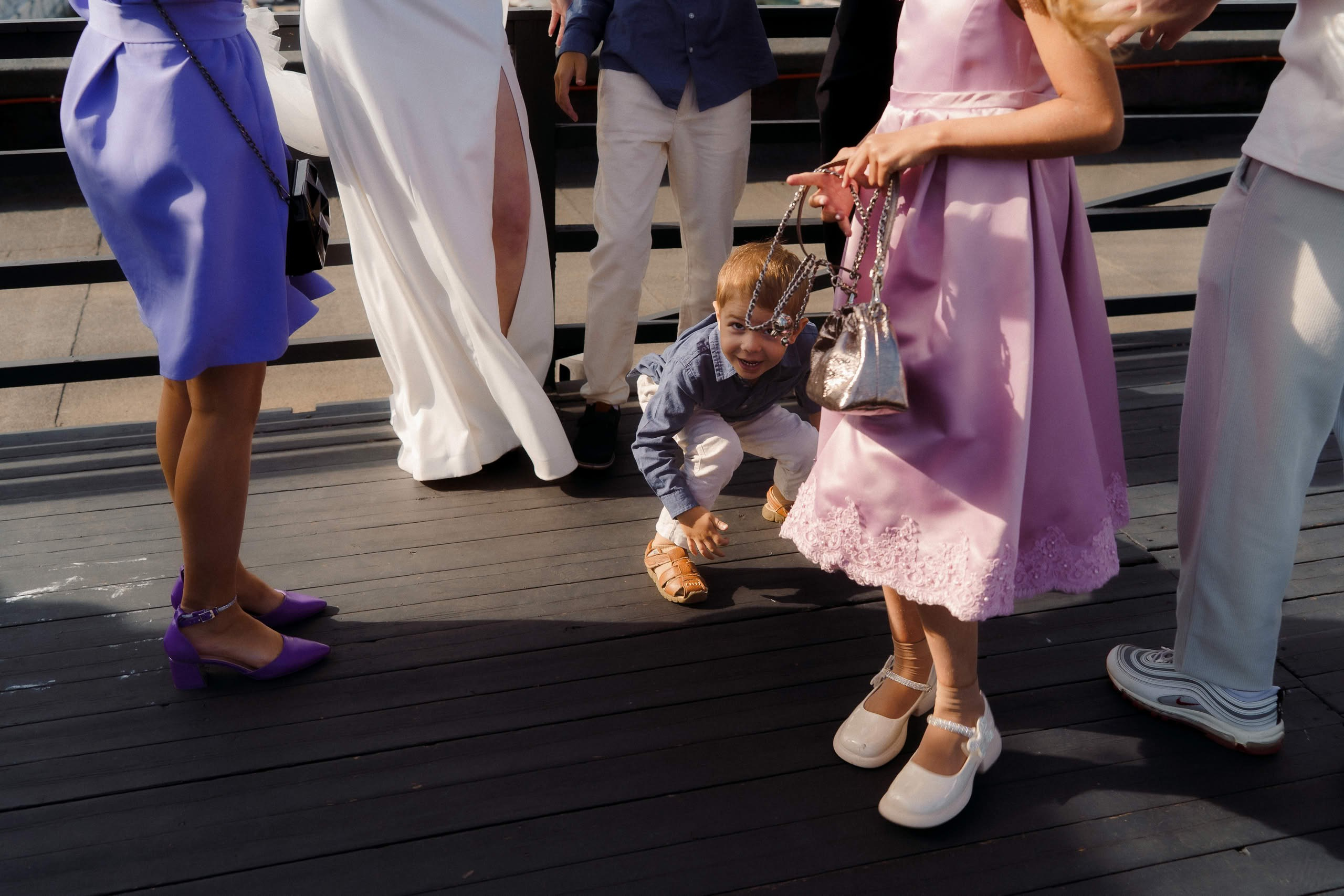 Ребёнок играет на деревянной террасе руфтопа Event Rest во время банкета