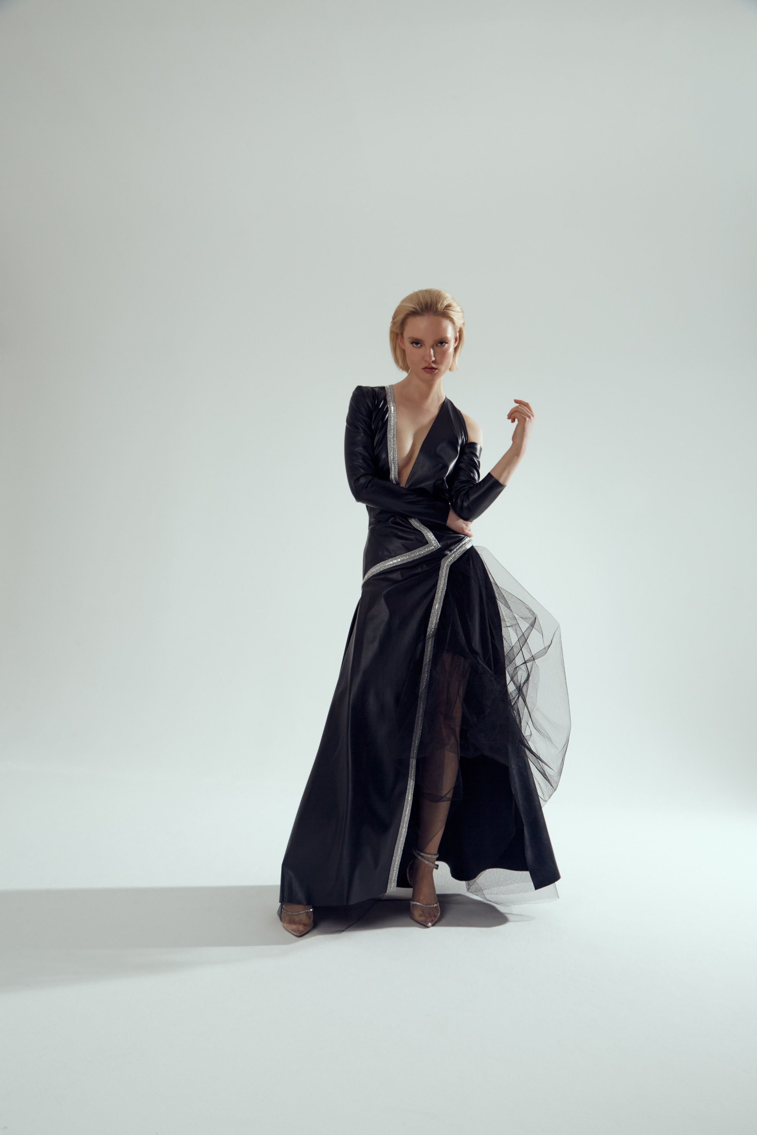 Девушка в черном платье с сетчатой вставкой