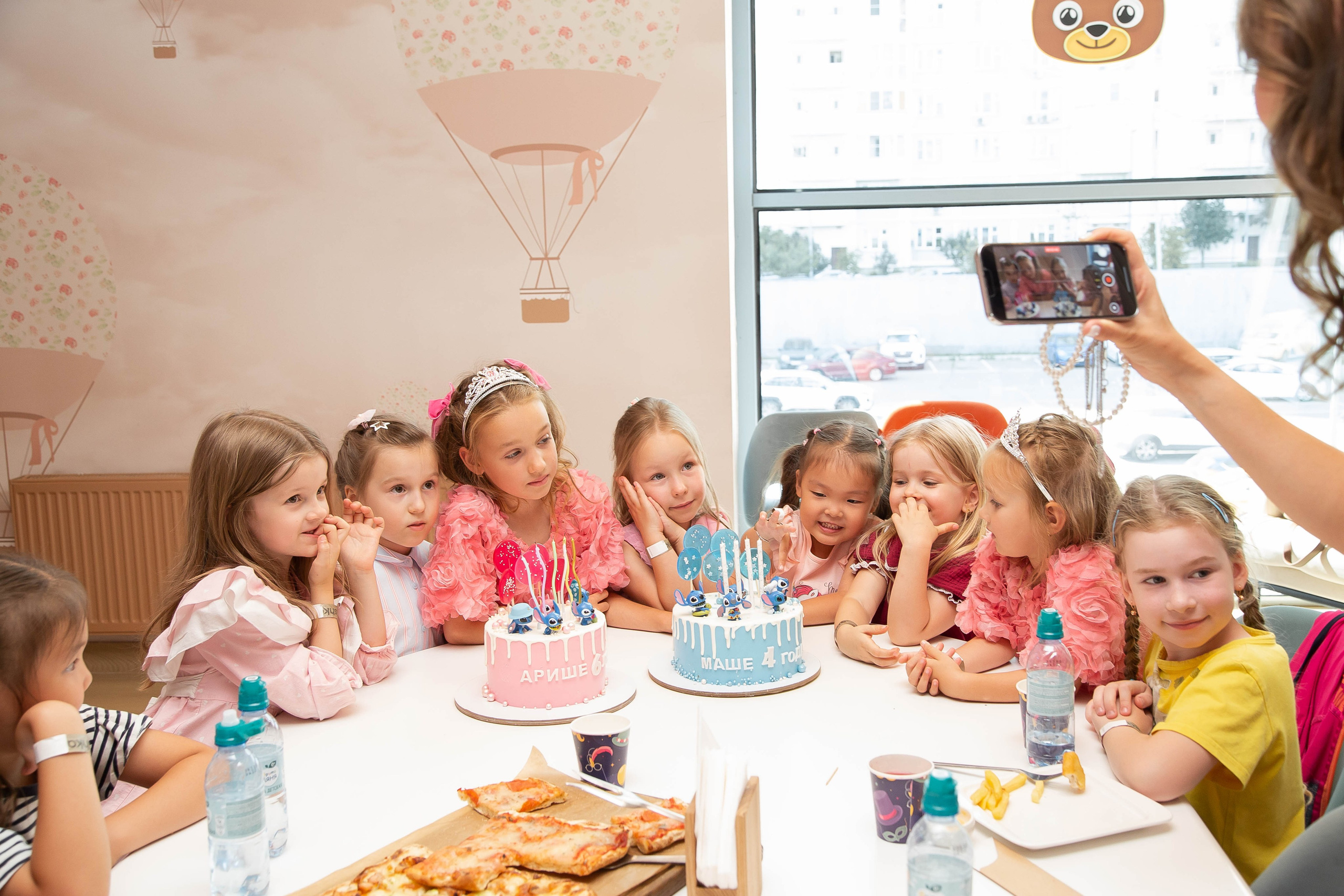 Репортажная съемка дня рождения сестер — живые эмоции праздника в Москве. Фотограф Анна Татаурова | Авторская фотосъемка в Москве