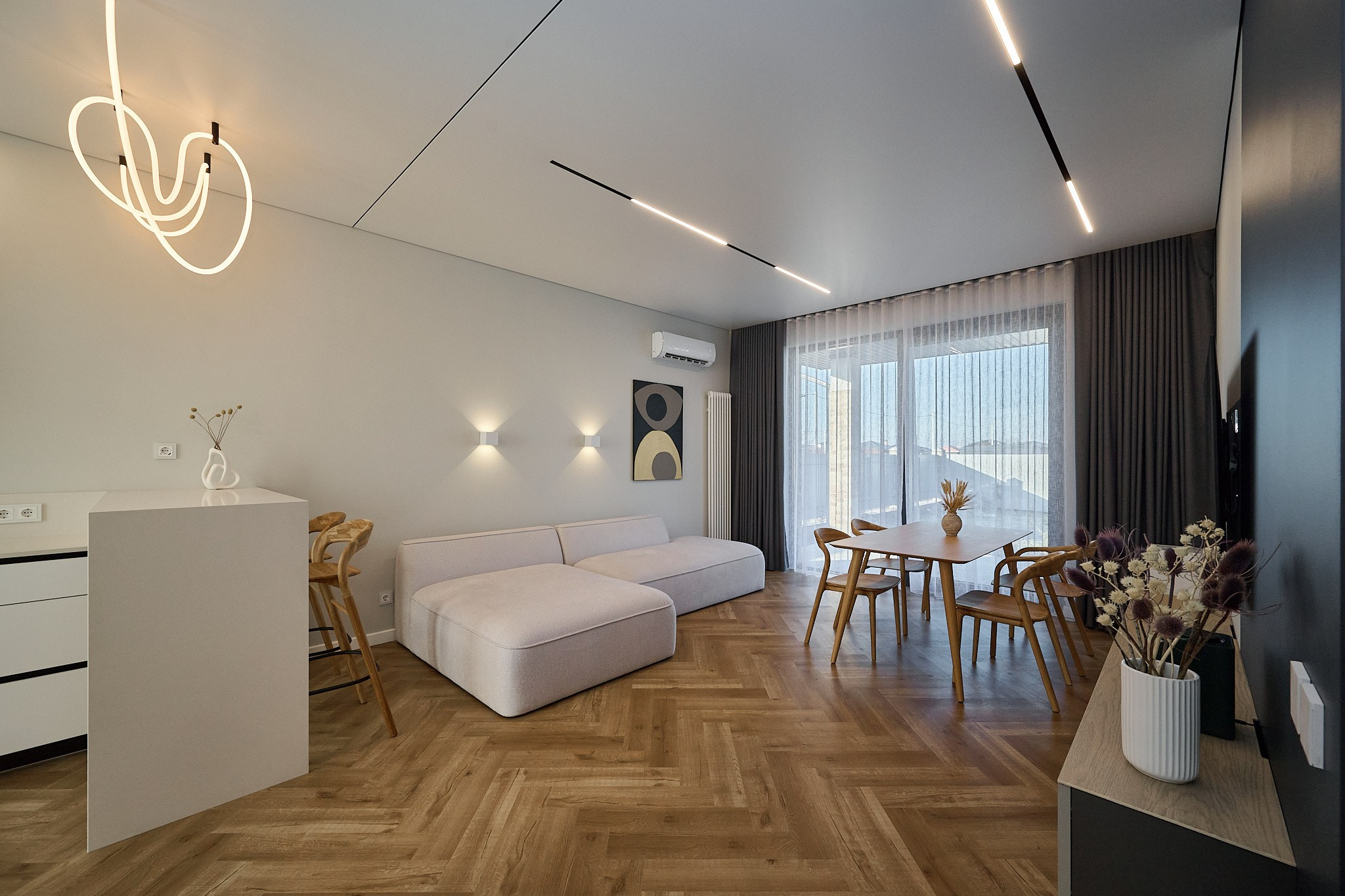 комната светлые оттенки белый диван стол со стульями темные шторы тумба телевизор 