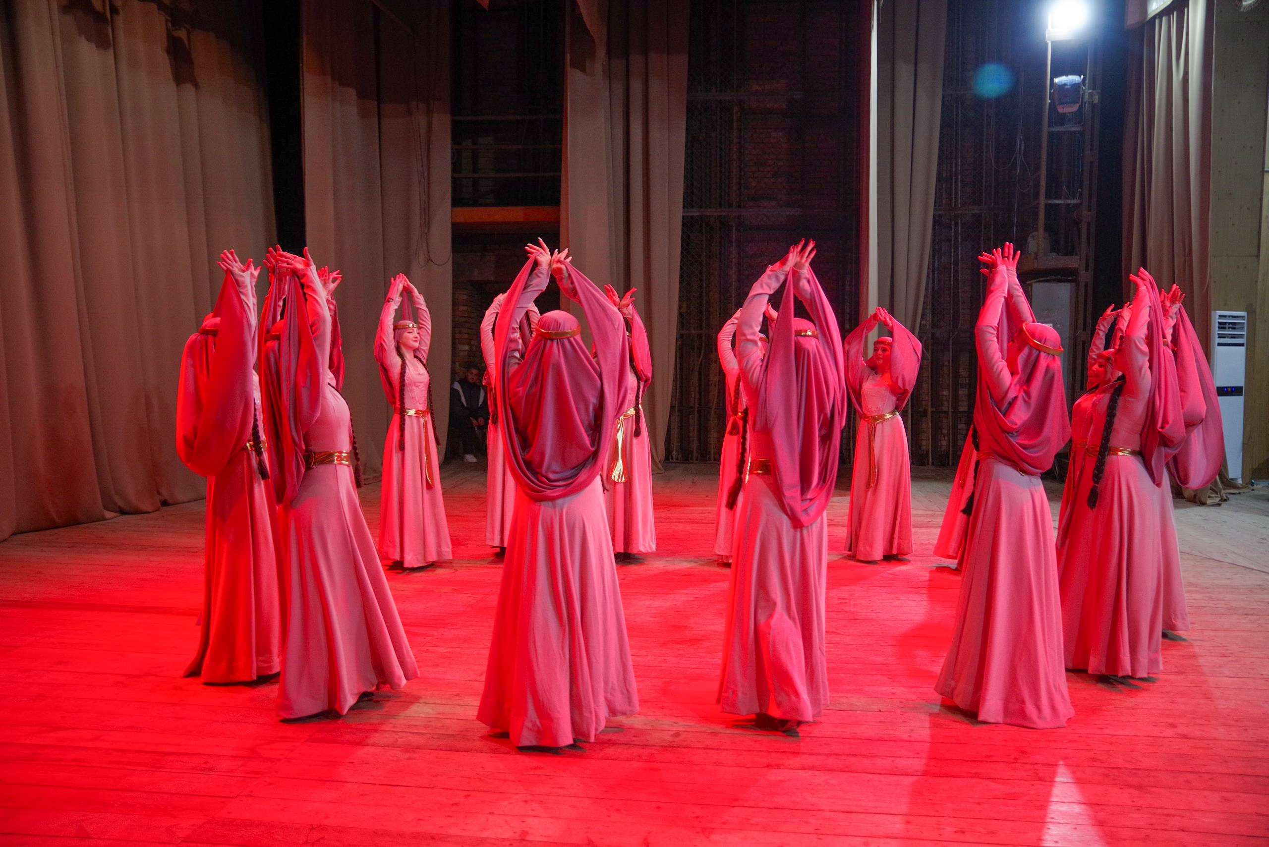 Грузинский танец. Портретный фотограф Денис Милютин