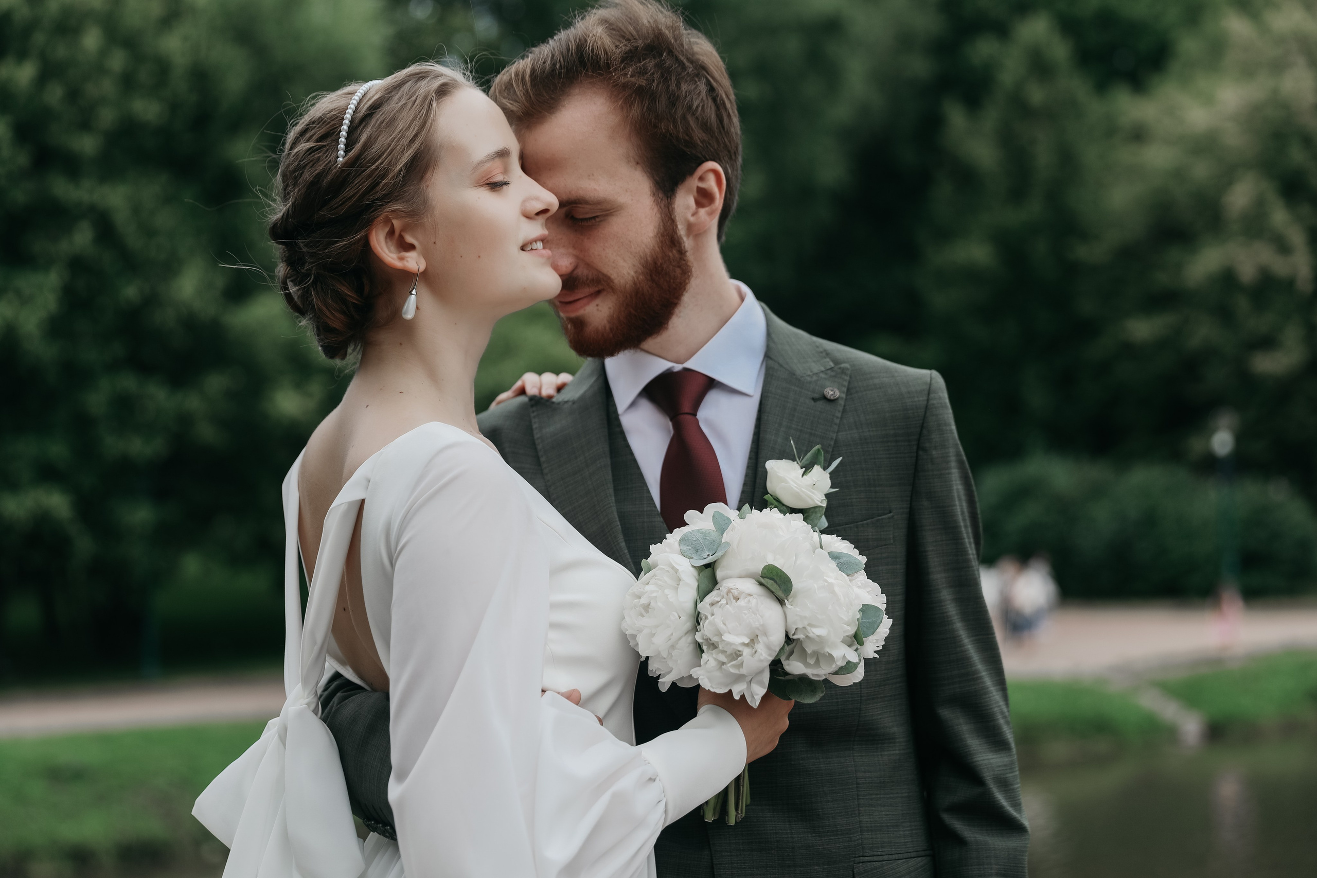 Любовь — противовес этому ужасу, любовь — акт единения и сохранения. Свадебный фотограф в Санкт-Петербурге