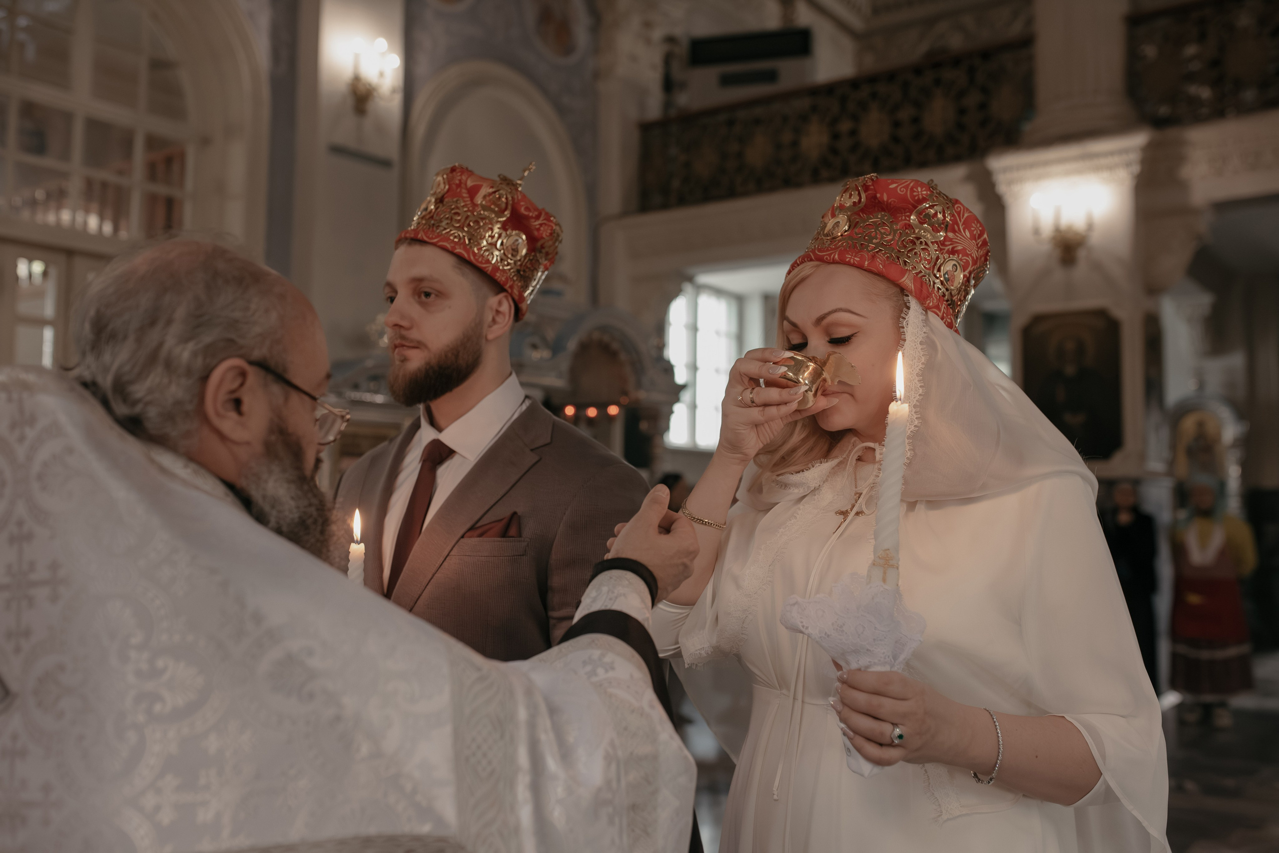 невеста пьет чашу с вином во время венчания в Ташкенте