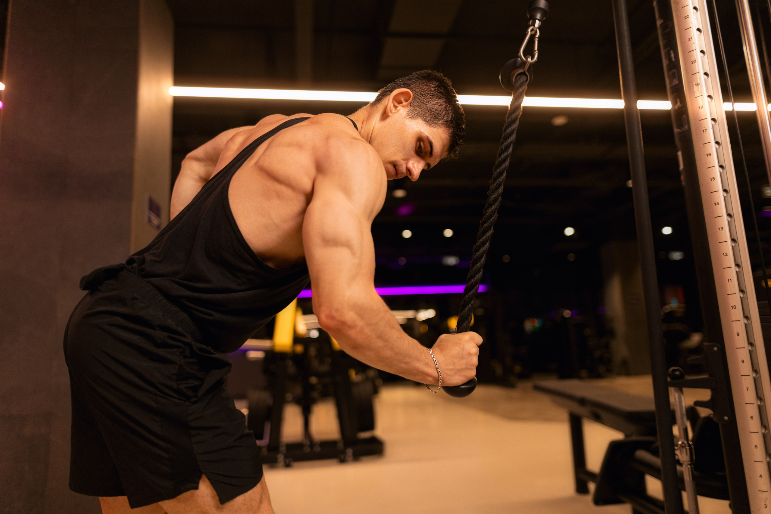 Фотосет в Владом в тренажерном зале для контента. Дмитрий Шульгин, портретный фотограф в Воронеже