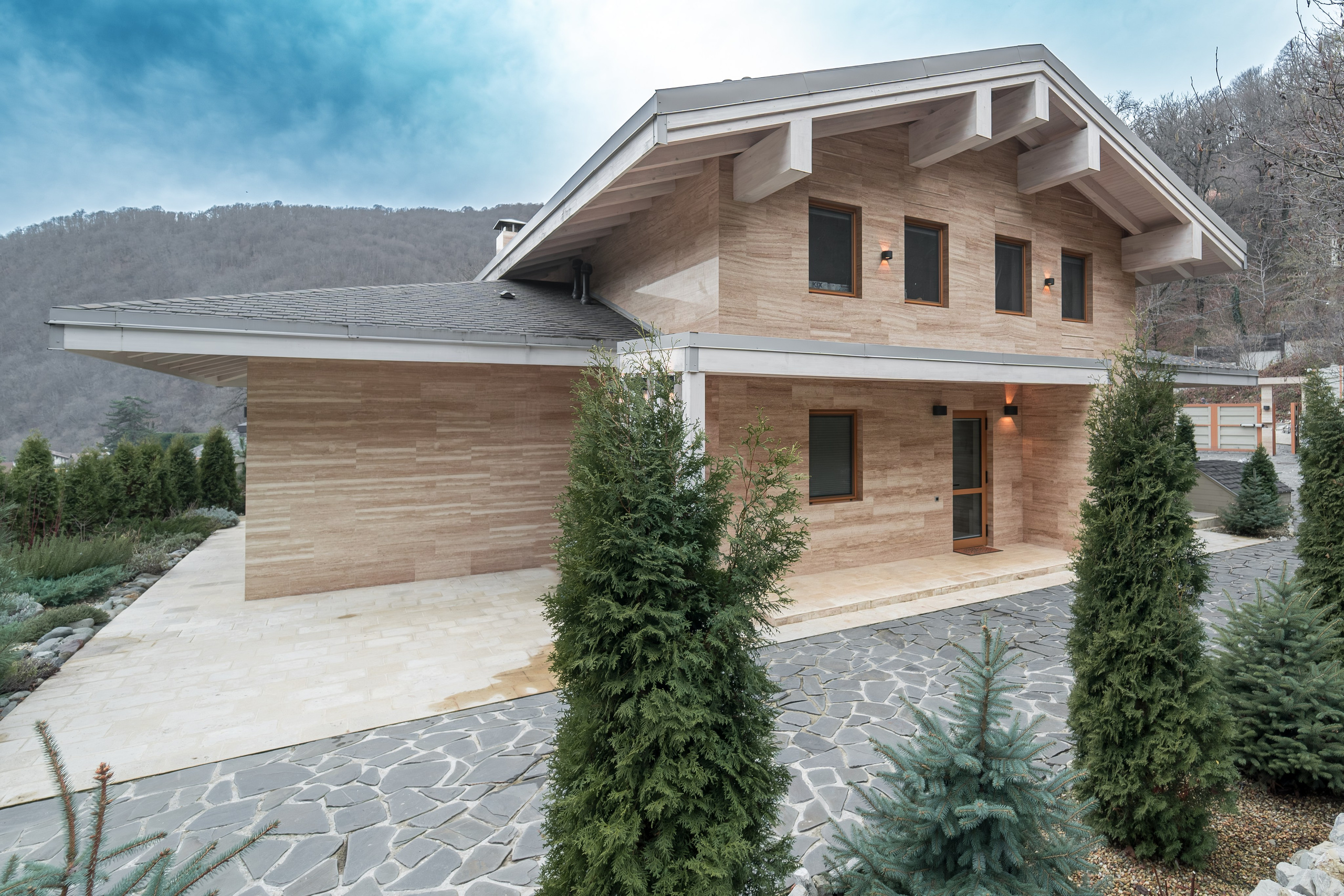 Загородный дом в стиле Шале белый — экстерьер. Репортажный фотограф в Красной Поляне и Сочи Павлюченко Екатерина