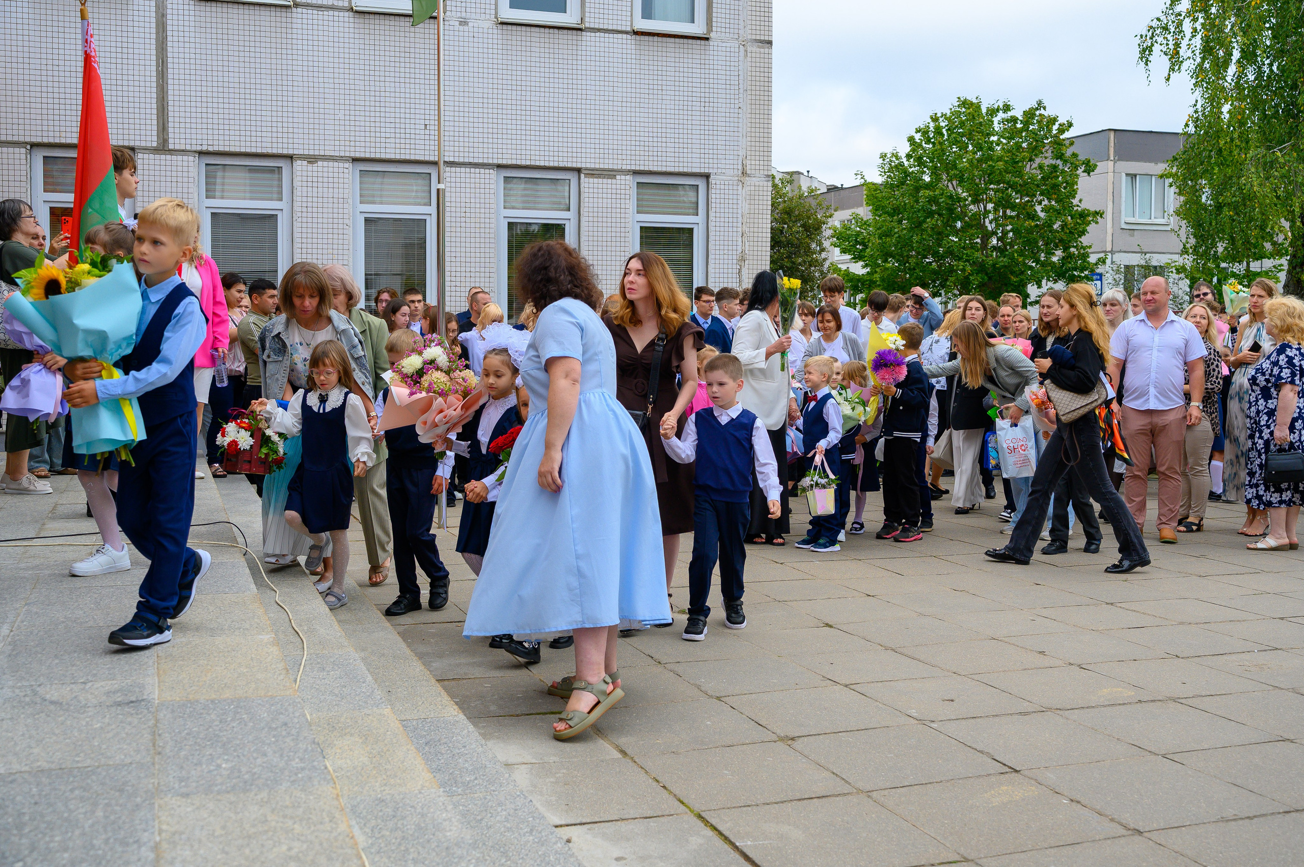 Вот звучит первый звонок, перед этим долгое приготовление к новому этапу в жизни, Яромир идет в школу. Фотоуслуги, услуги фотографа, фотографирование важных событий