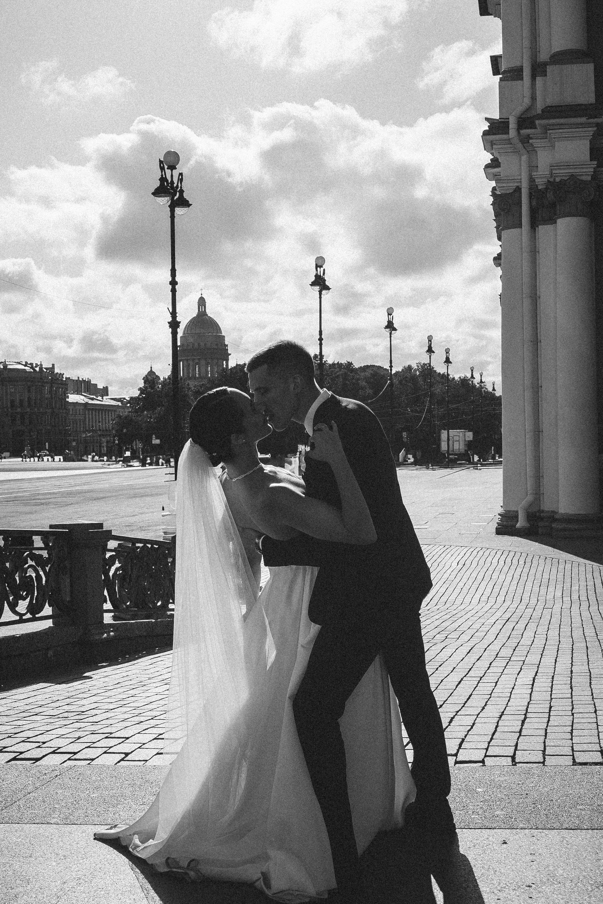 СВАДЕБНАЯ ПРОГУЛКА В САНТК-ПЕТЕРБУРГЕ (ИСАКИЕВСКИЙ СОБОР, ЗИМНЯЯ КАНАВКА, ЭРМИТАЖ И БОЛЬШАЯ МОРСКАЯ УЛИЦА). Профессиональный фотограф, Санкт-Петербург — Виктория Богомолова