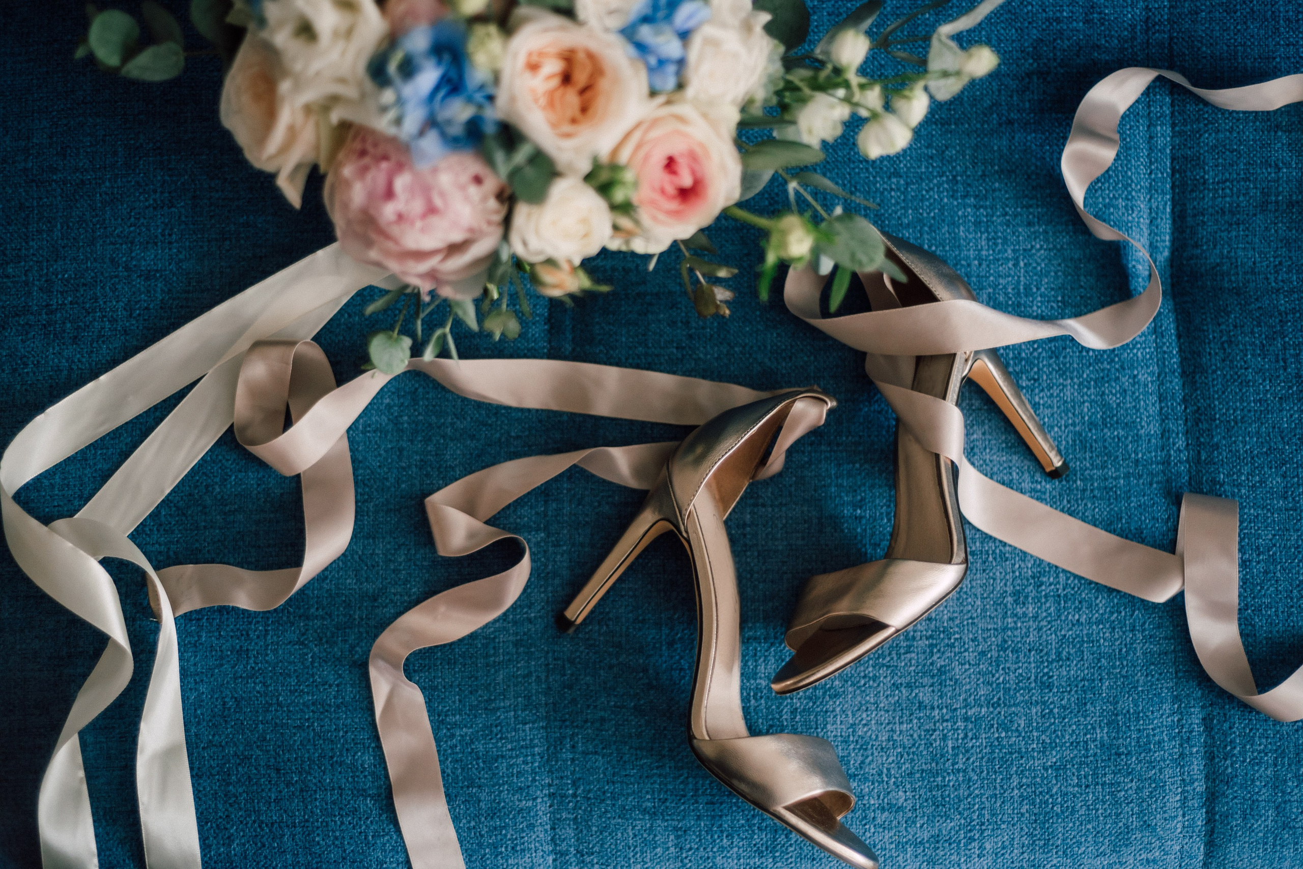 Букет невесты с длинными лентами