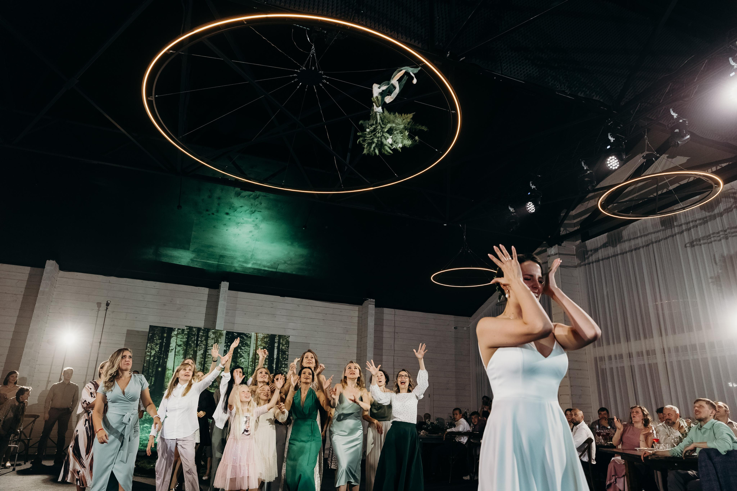 свадебный организатор красноярск, организатор красноярск, организатор свадьбы красноярск, свадьба под ключ красноярск, оформление свадьбы красноярск, свадебный декор, лесная свадьбы красноярск, ресторан для свадьбы красноярск, дом событий сосны, букет невесты красноярск, бросанию букета