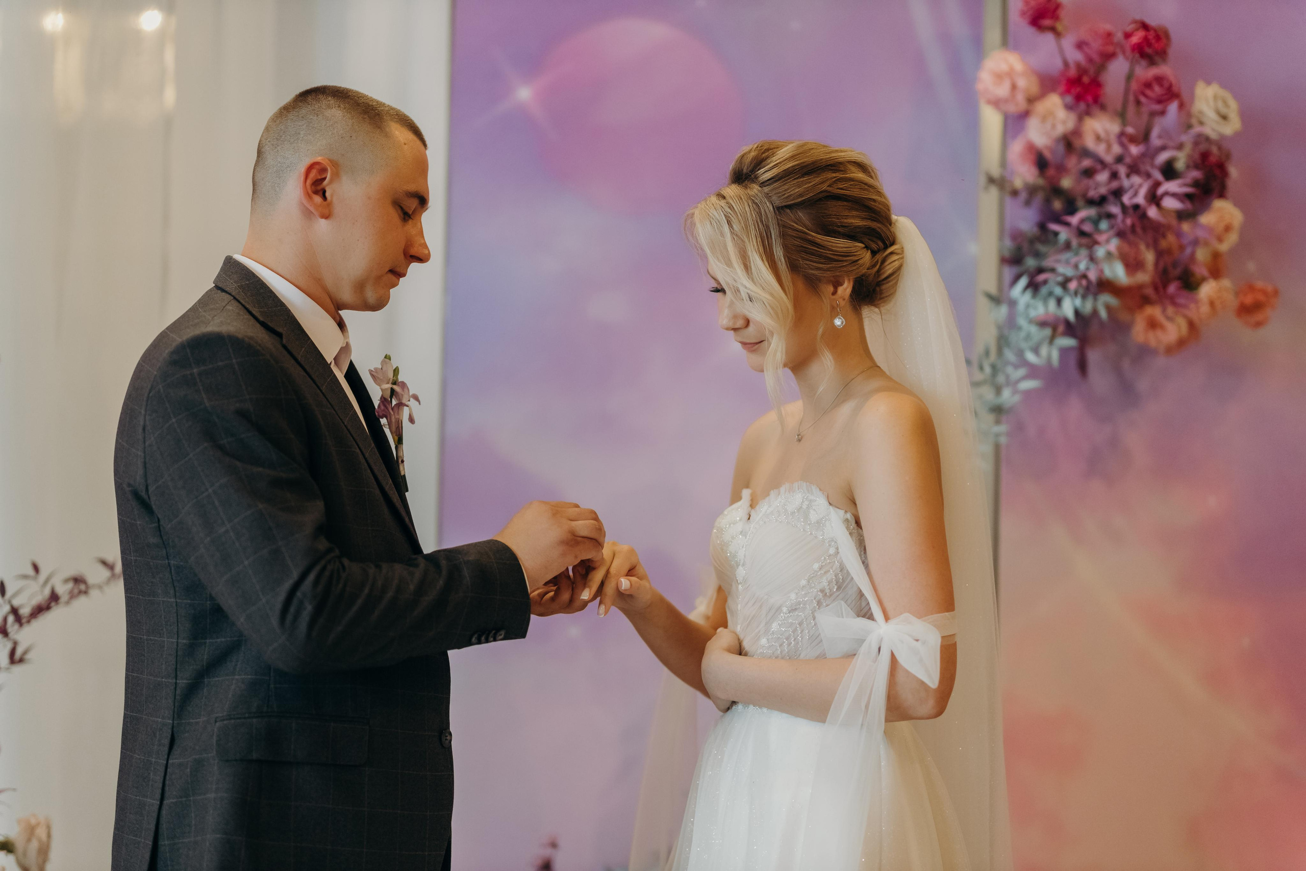 свадебная церемония красноярск, свадебная арка красноярск, выездной регистратор красноярск, выездная регистрация красноярск, обмен кольцами, свадебный организатор красноярск, свадебное агентство красноярск, свадьба под ключ красноярск