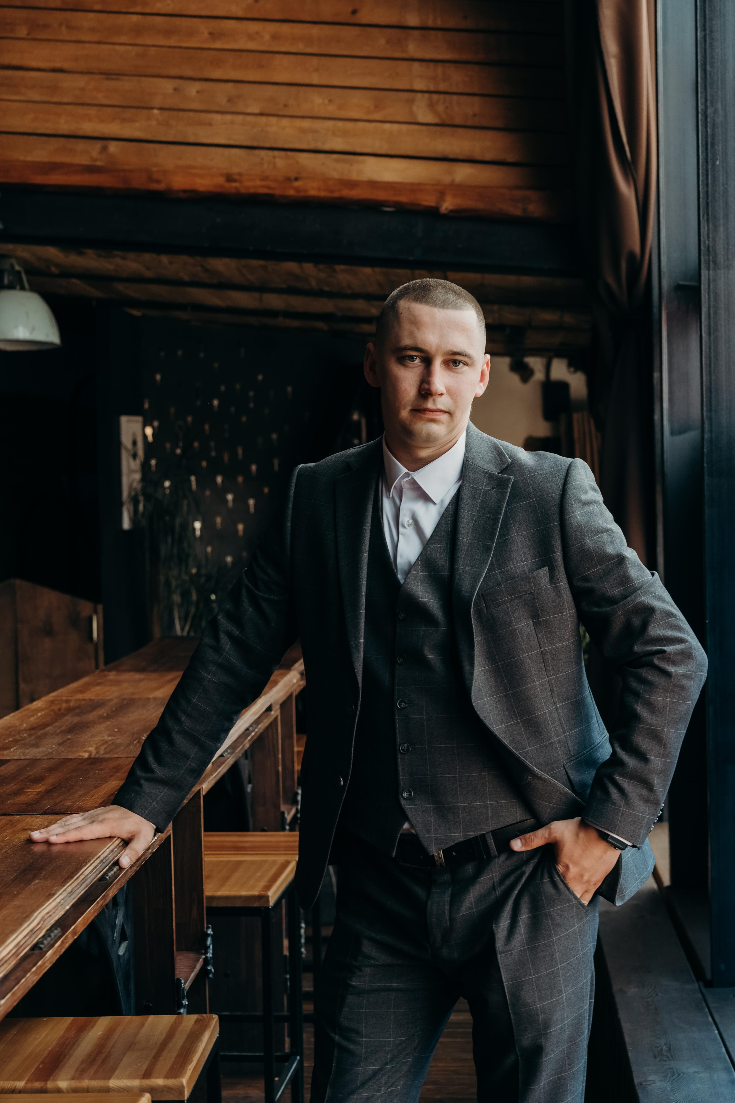 сборы жениха, фотосессия жениха, костюм жениха красноярск, стиль жениха, свадебный организатор красноярск, свадебное агентство красноярск, свадьба под ключ красноярск