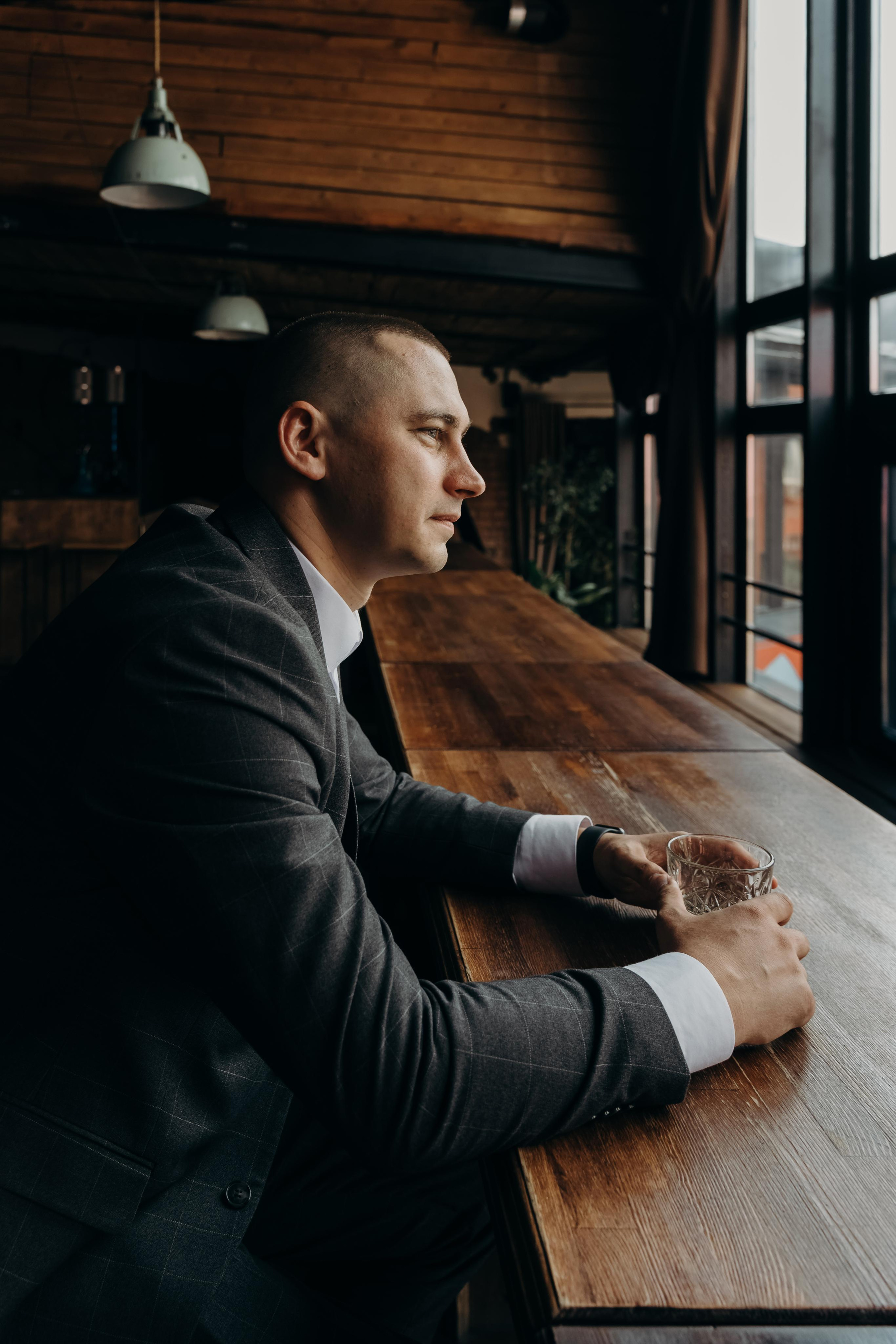 сборы жениха, фотосессия жениха, костюм жениха красноярск, стиль жениха, свадебный организатор красноярск, свадебное агентство красноярск, свадьба под ключ красноярск