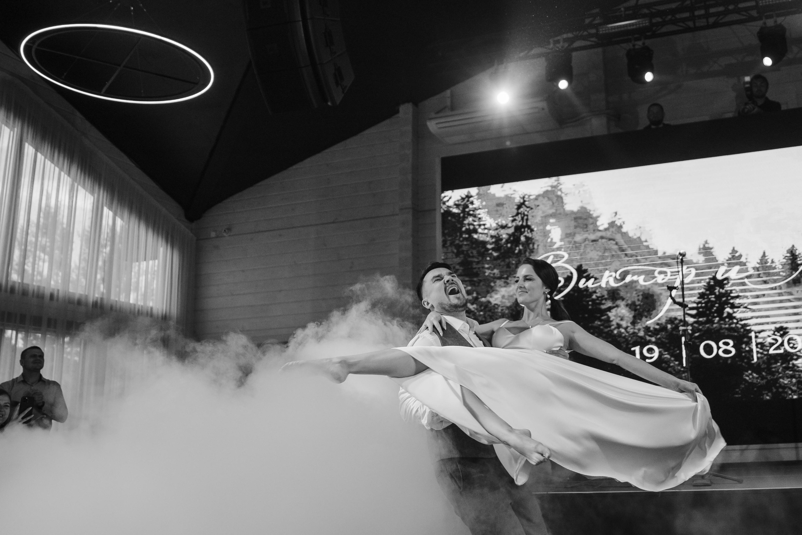 свадебный организатор красноярск, организатор красноярск, организатор свадьбы красноярск, свадьба под ключ красноярск, оформление свадьбы красноярск, свадебный декор, лесная свадьбы красноярск, ресторан для свадьбы красноярск, дом событий сосны, первый танец молодых, тяжелый дым красноярск, постановка танца красноярск