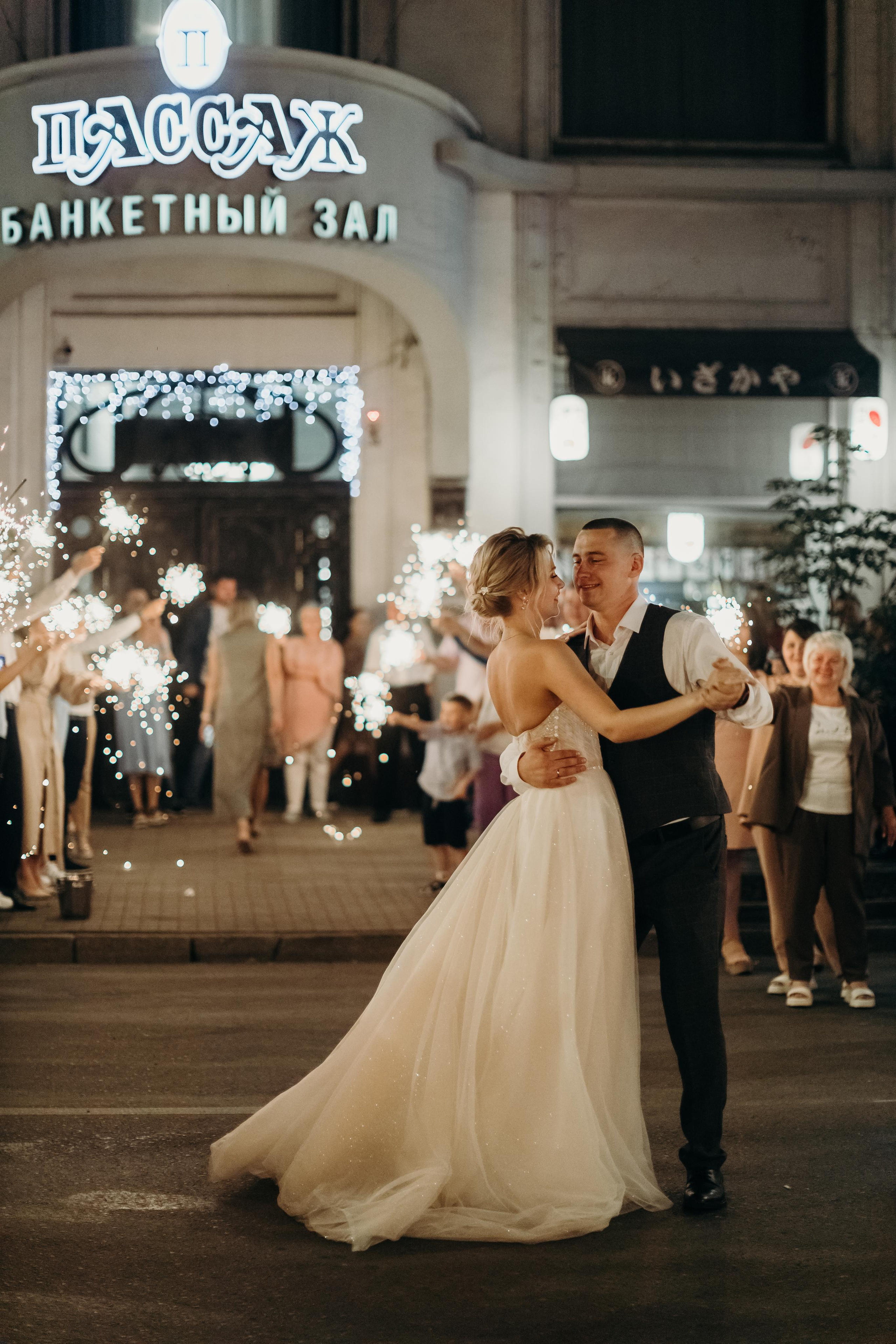 свадьба красноярск, свадебный организатор красноярск, организатор красноярск, организатор свадьбы красноярск, свадебный банкет, финал свадьбы, бенгальские огни,  свадебное агентство красноярск, свадьба под ключ красноярск