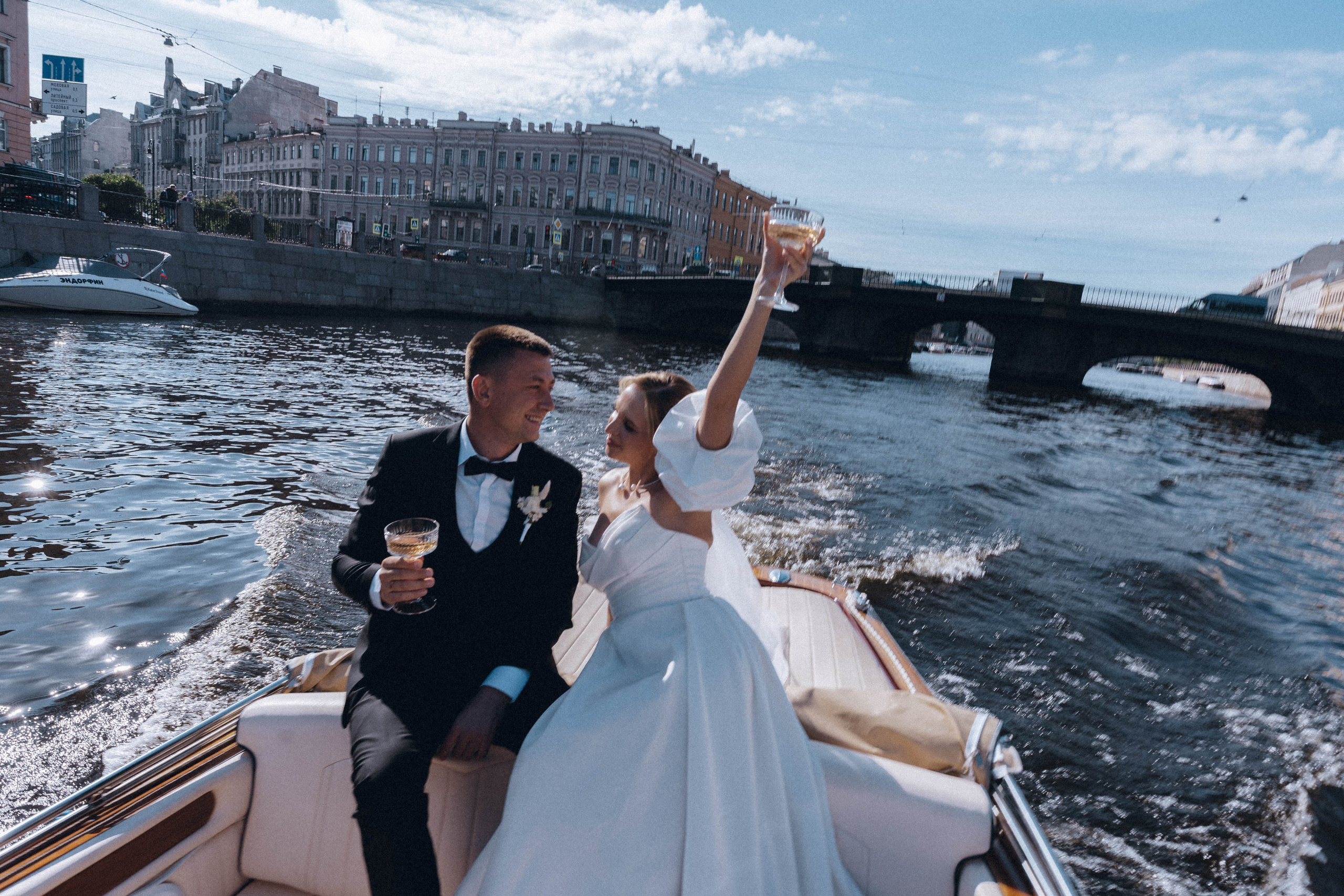 СВАДЕНБНАЯ СЬЕМКА НА КАТЕРЕ ПО КАНАЛАМ САНКТ-ПЕТЕРБУРГА И В АКВАТОРИИ НЕВЫ. Профессиональный фотограф, Санкт-Петербург — Виктория Богомолова