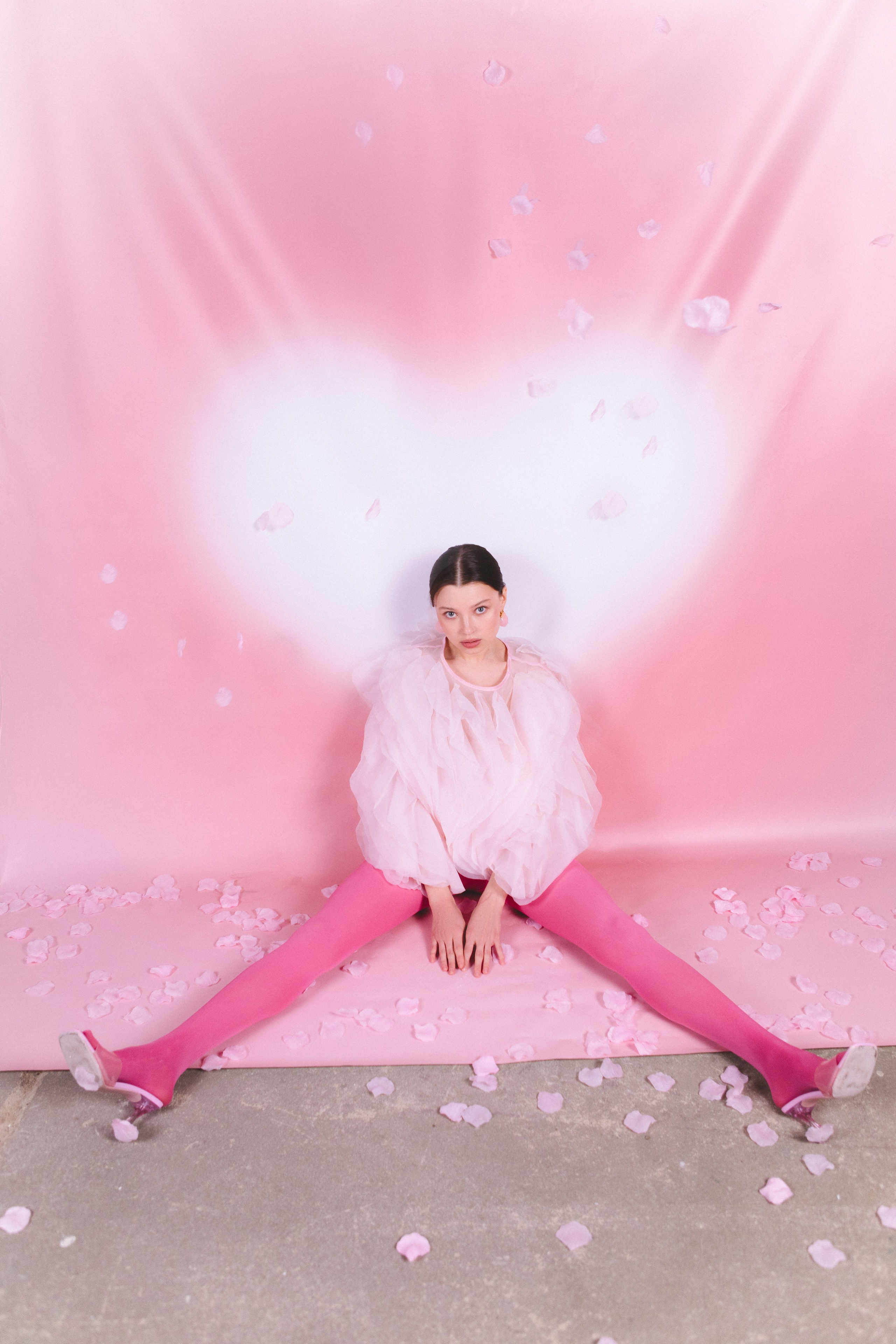 Регина. Фотосессия на розовом фоне. Фотограф в Москве Ольга Сатони
