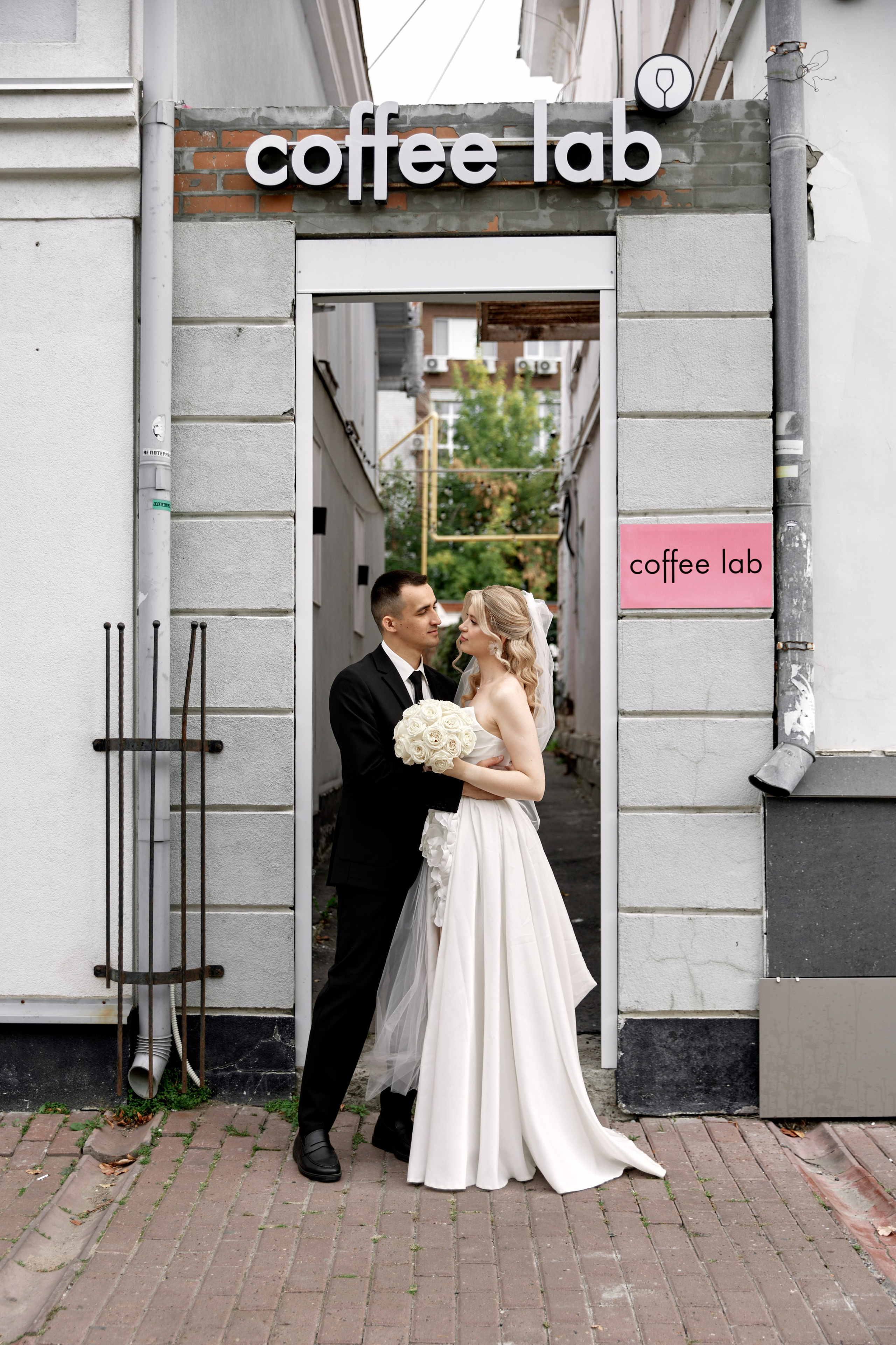  Молодожены у кофейни Coffee Lab в Ульяновске. Фотограф Орешина Елена