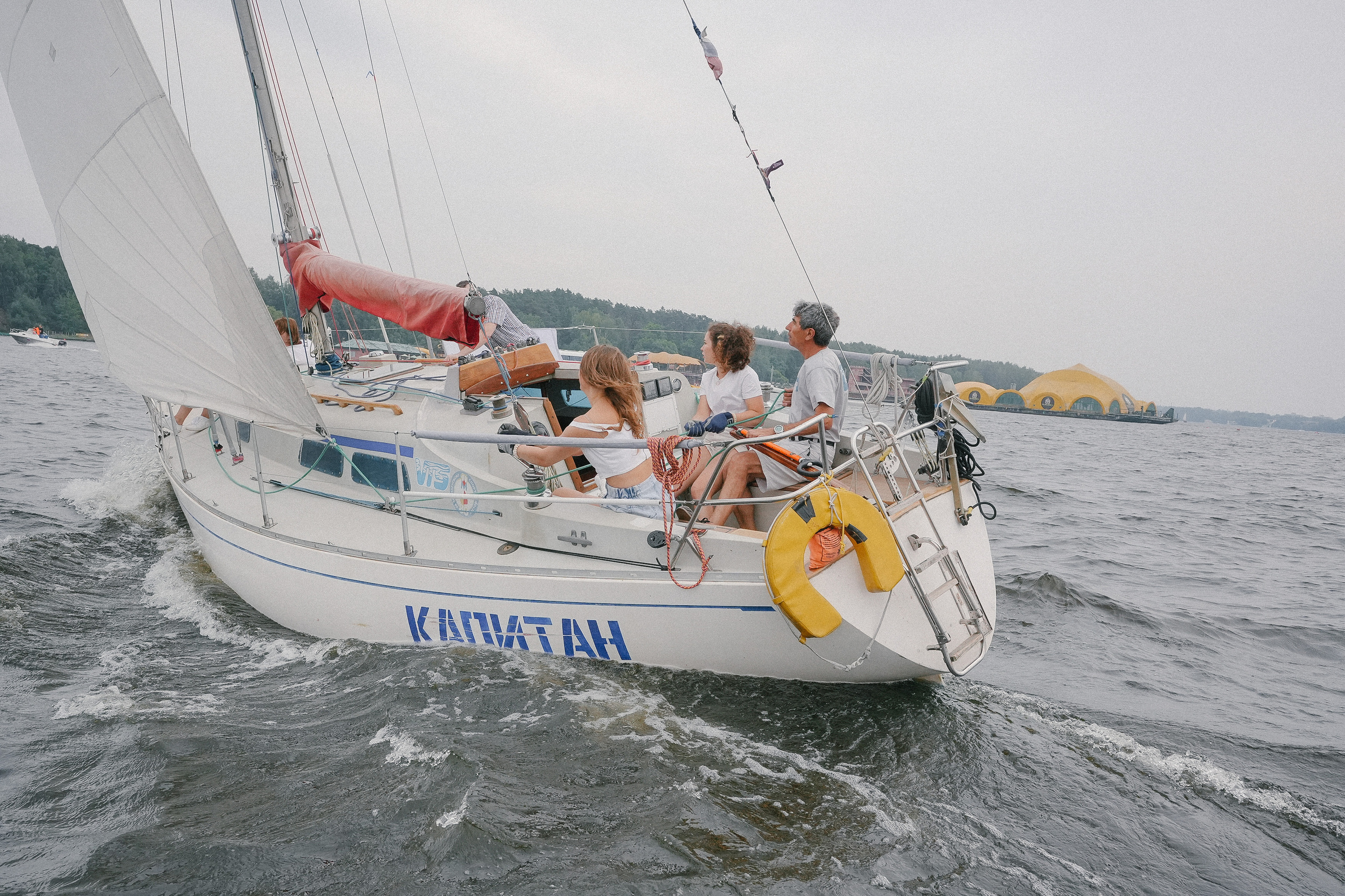 Фотограф на регату на Пироговском водохранилище