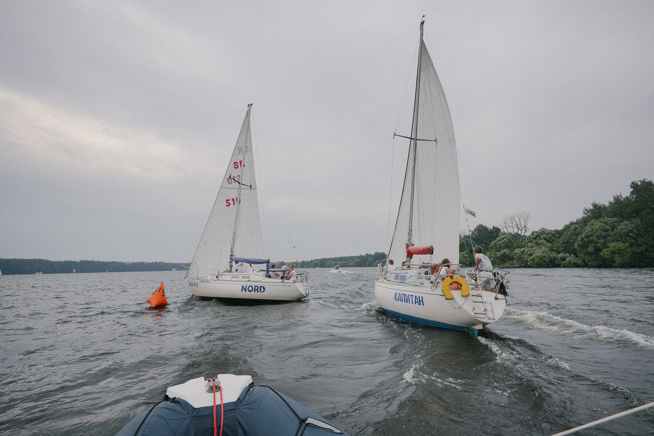 Фотограф на регату на Пироговском водохранилище