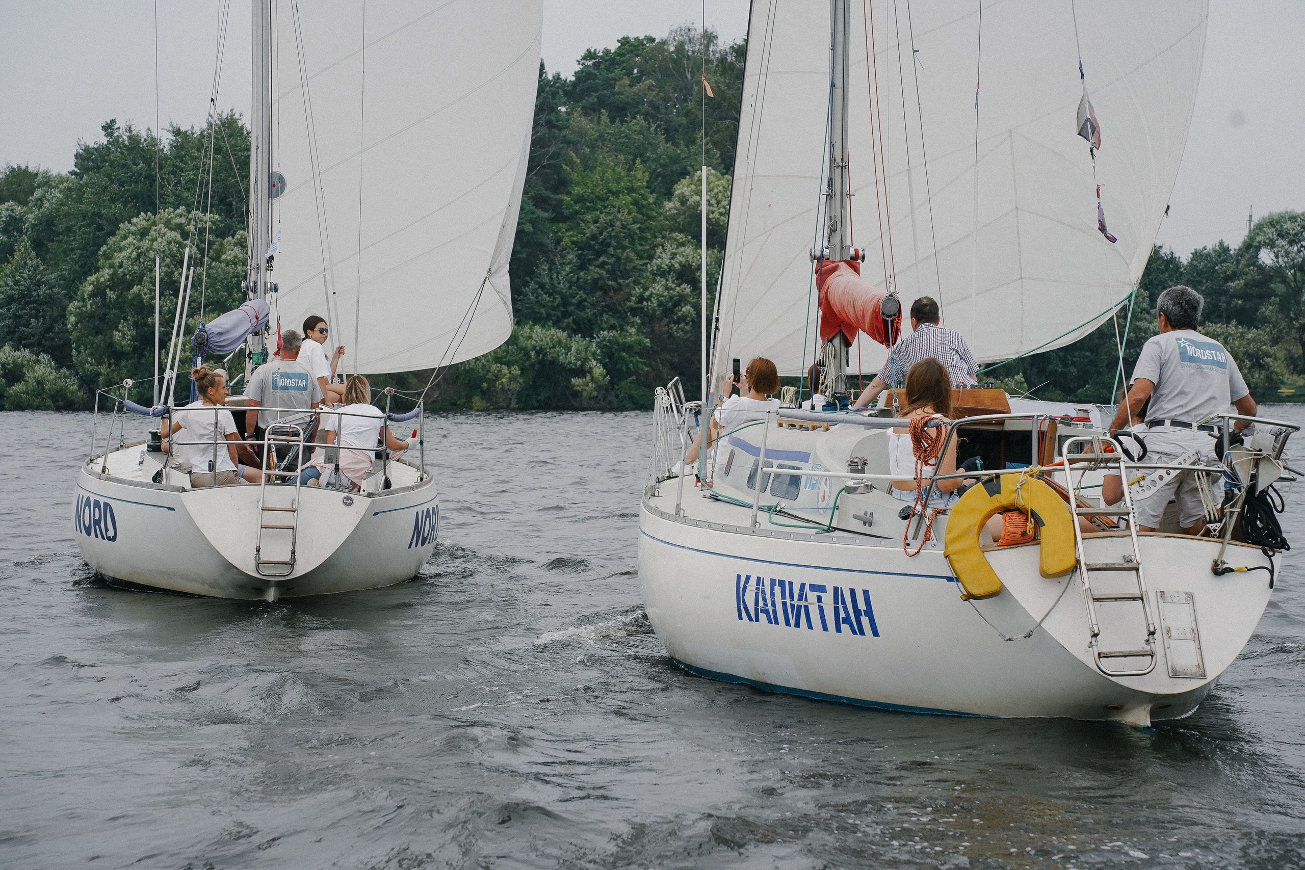 Фотограф на регату на Пироговском водохранилище