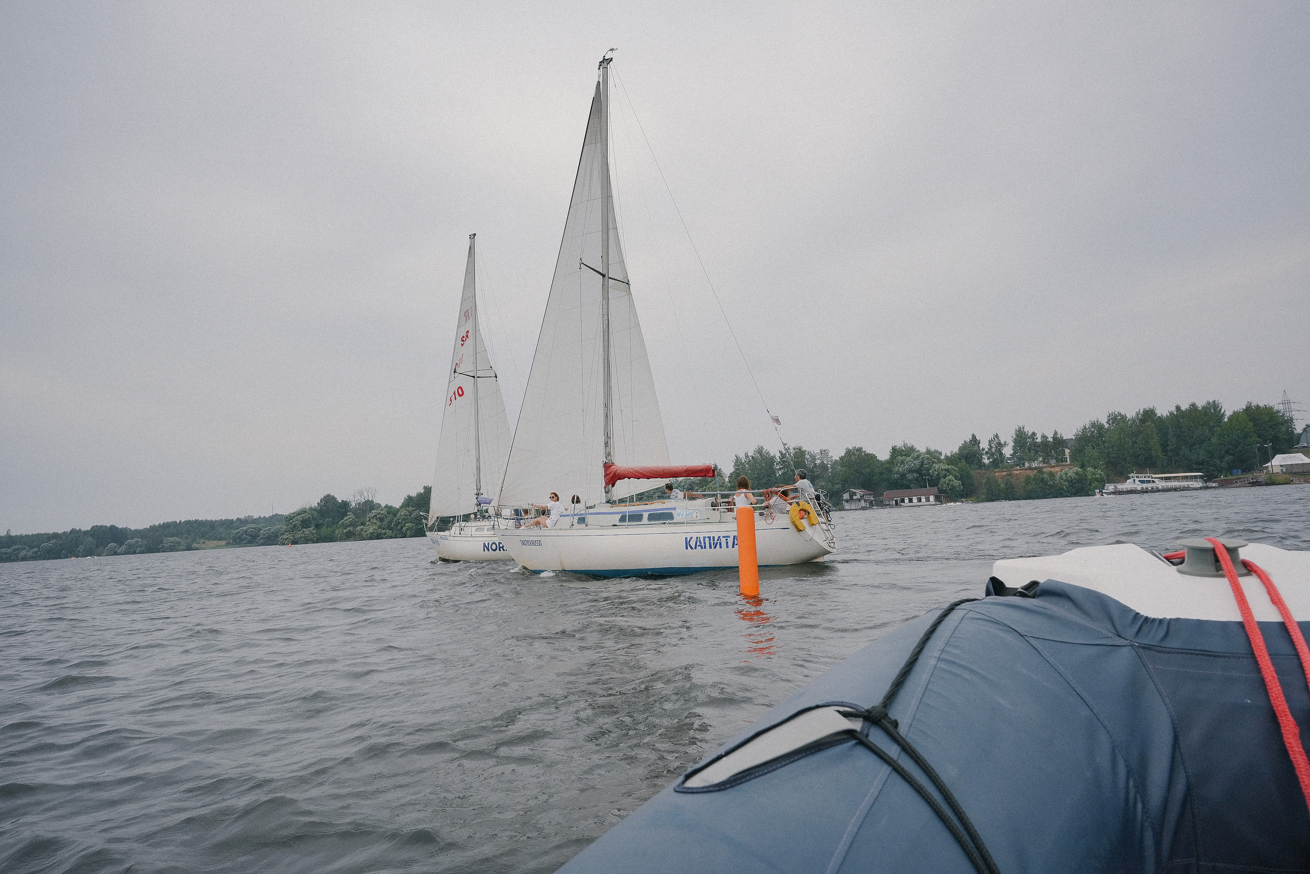 Фотограф на регату на Пироговском водохранилище