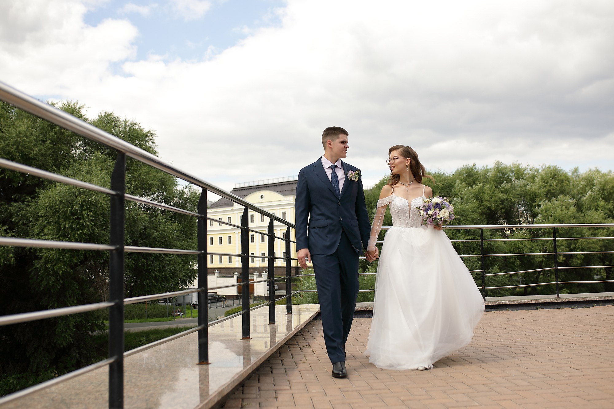 Свадебная фотосессия жениха и невесты в центре Екатеринбурга