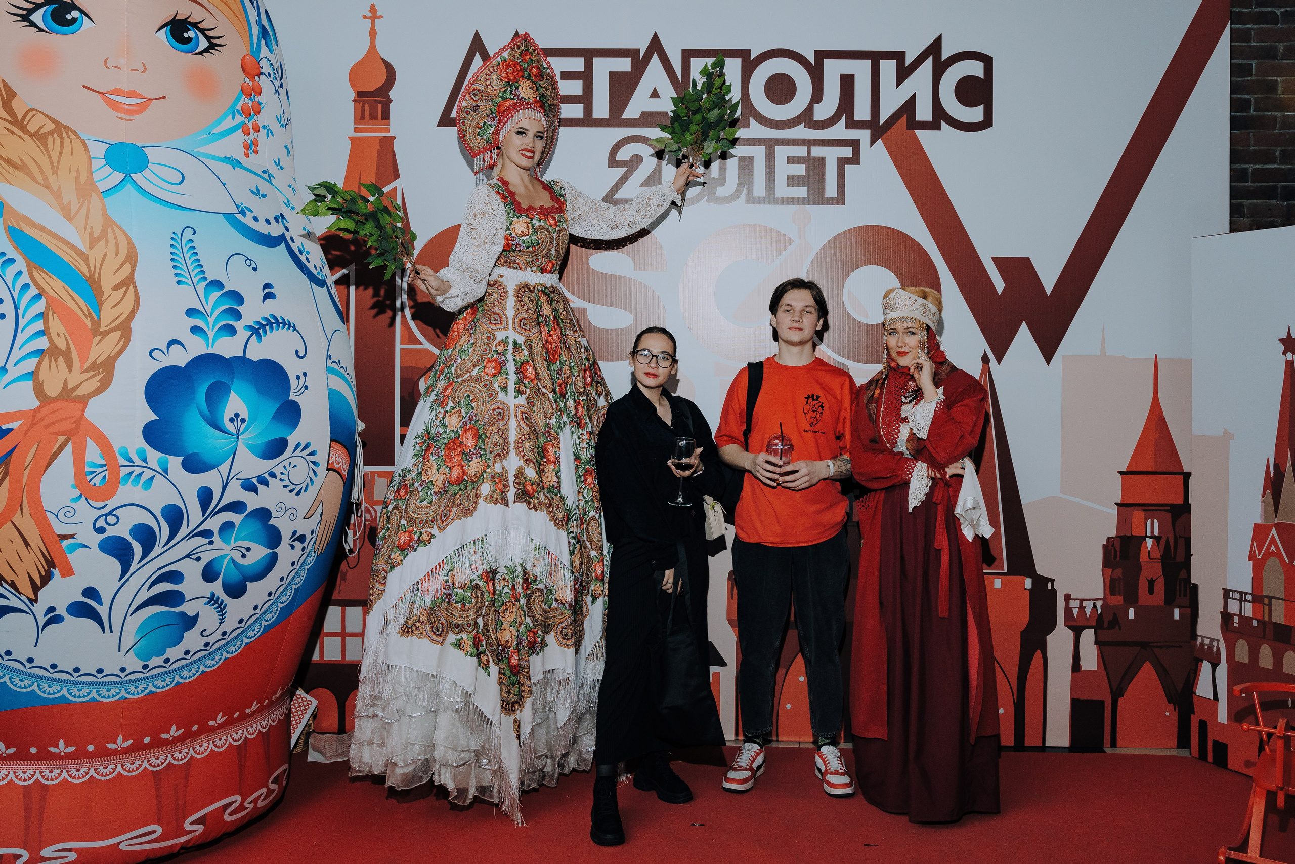 20 ЛЕТ МЕГАПОЛИС ЧЕЛЯБИНСК ХЕДЛАЙНЕР ЕЛКА. Репортажный фотограф Зуев Роман г. Челябинск