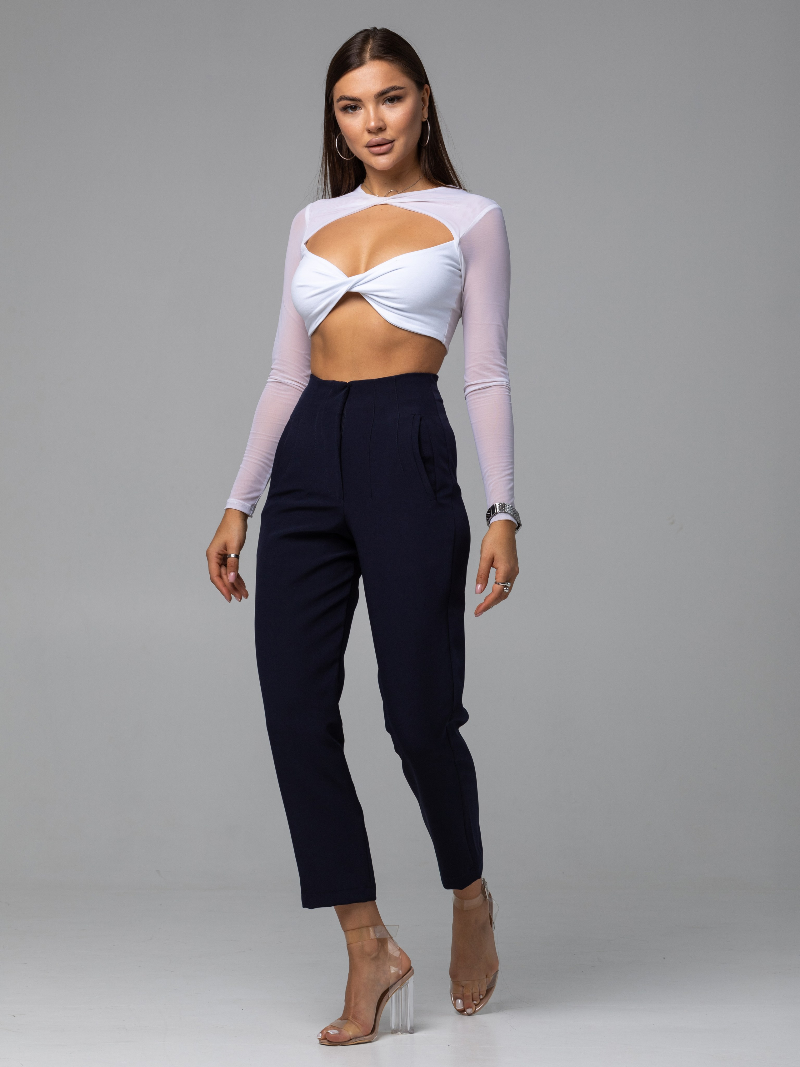 Модельная на циклораме (белый/серый фон). Съёмки для брендов и маркетплейсов